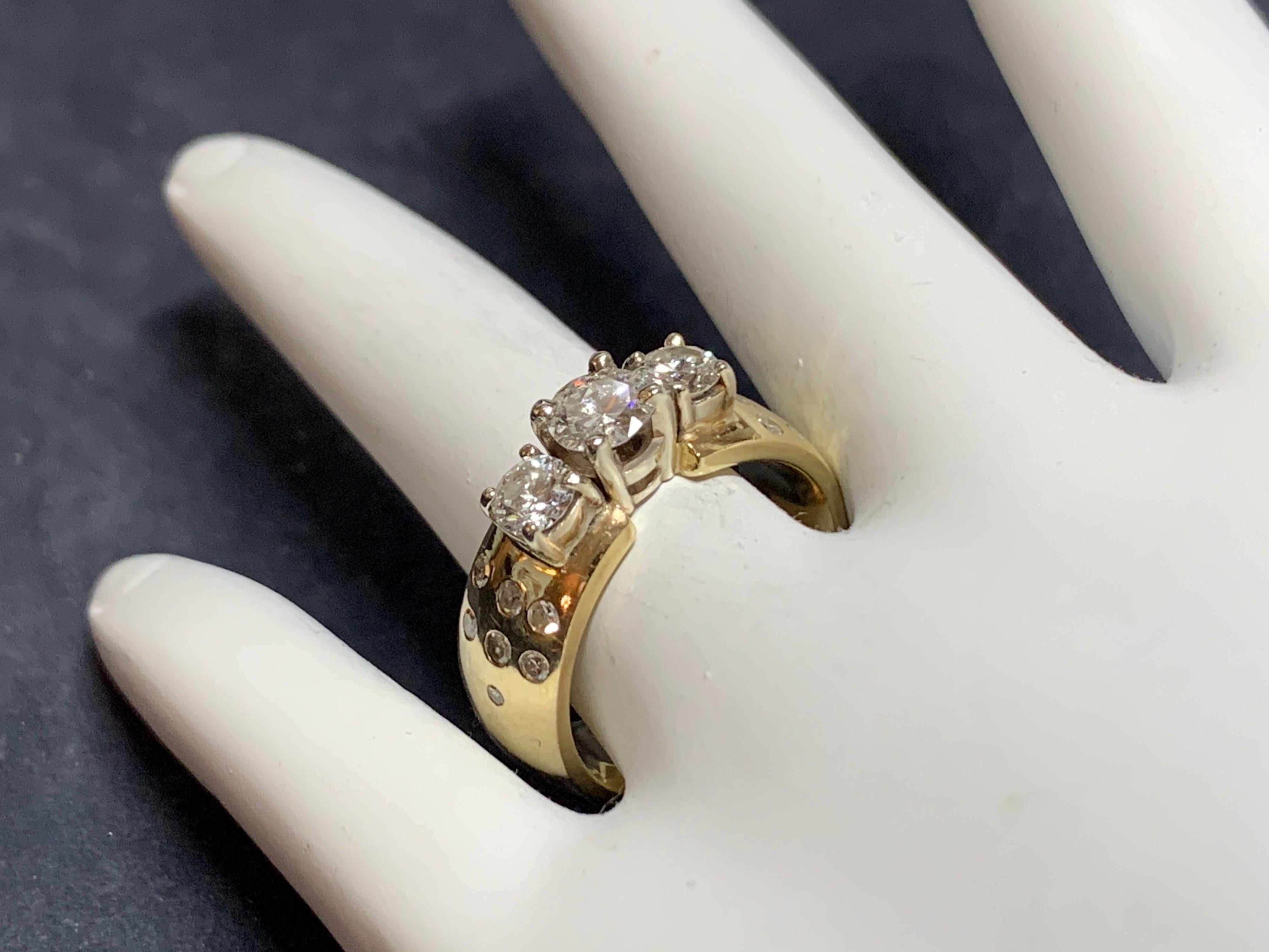 Anillo de compromiso de oro moderno con diamante redondo natural de 1,40 quilates y piedra preciosa de cóctel Moderno en venta
