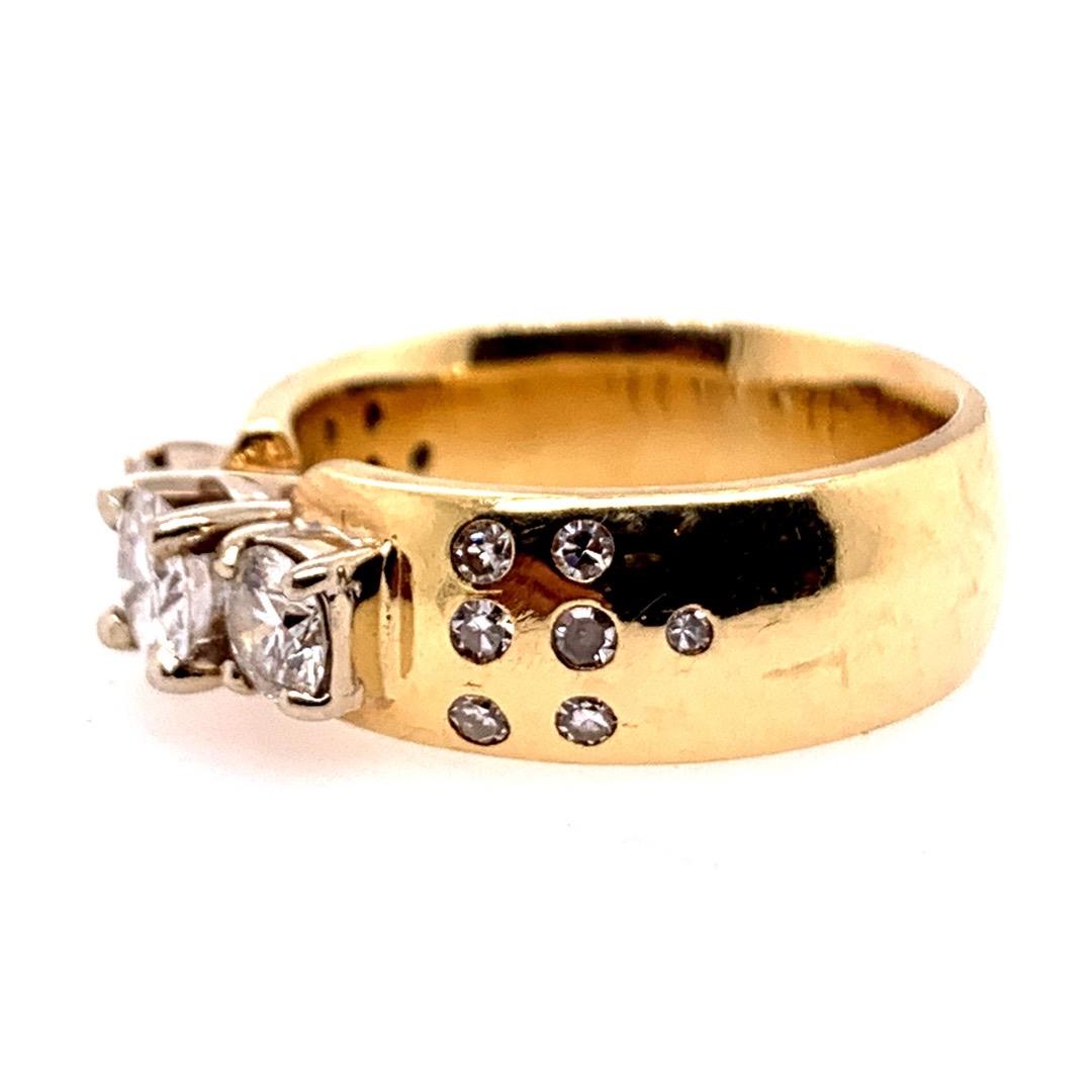 Anillo de compromiso de oro moderno con diamante redondo natural de 1,40 quilates y piedra preciosa de cóctel en Bueno estado para la venta en Los Angeles, CA