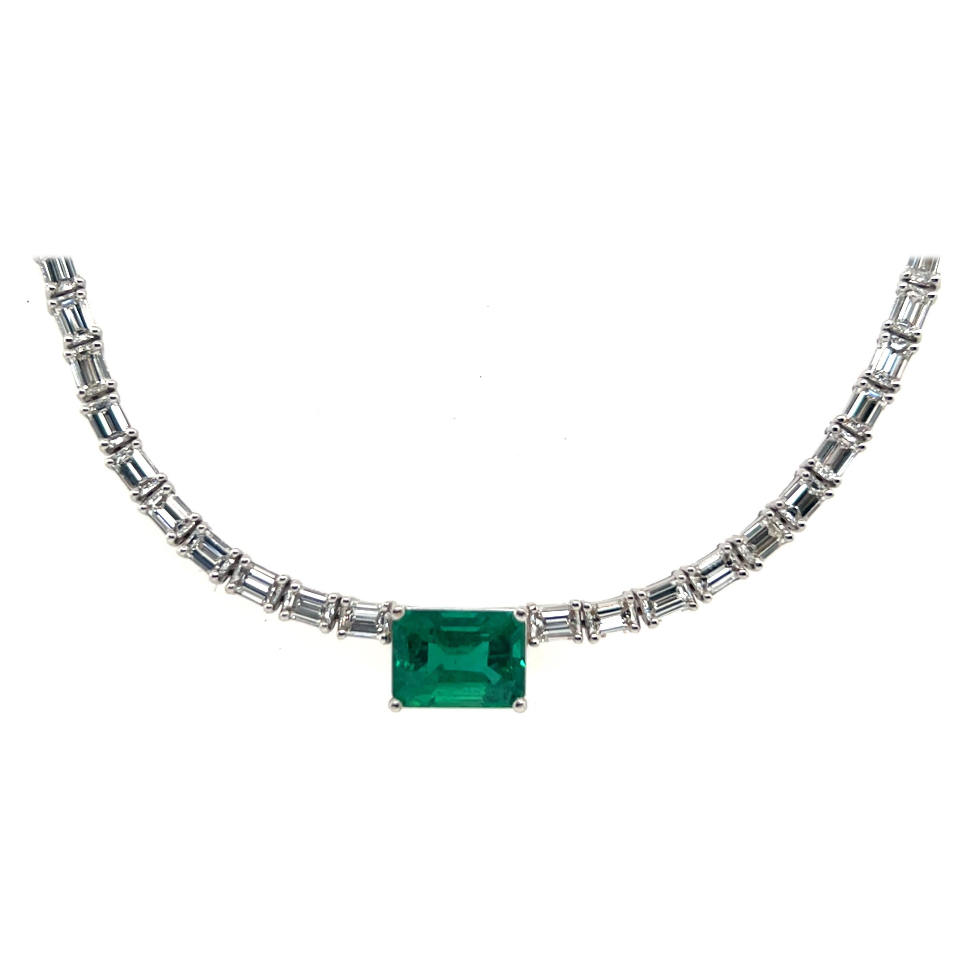 Collier moderne en or 14,77 carats avec émeraude de Zambie certifiée GIA et diamants