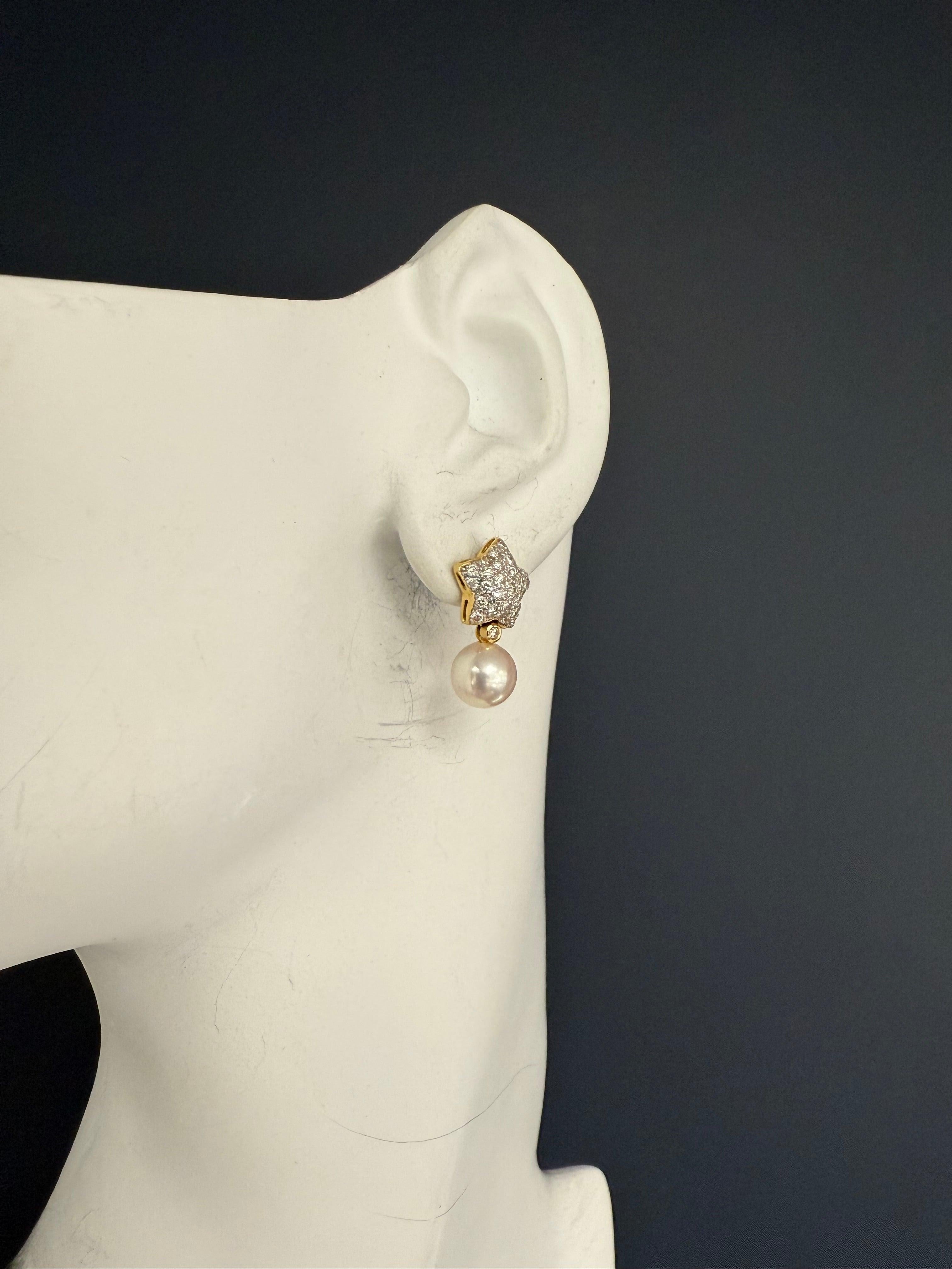 Ein wunderschönes Paar Ohrringe mit Retro-Sternmotiv aus Gelbgold und mit der Prägung 750. Die Ohrringe sind mit 60 runden, farblosen Brillanten von insgesamt ca. 1,5 Karat besetzt und werden von zwei Südseeperlen in AAA-Qualität von je ca. 8,5 mm