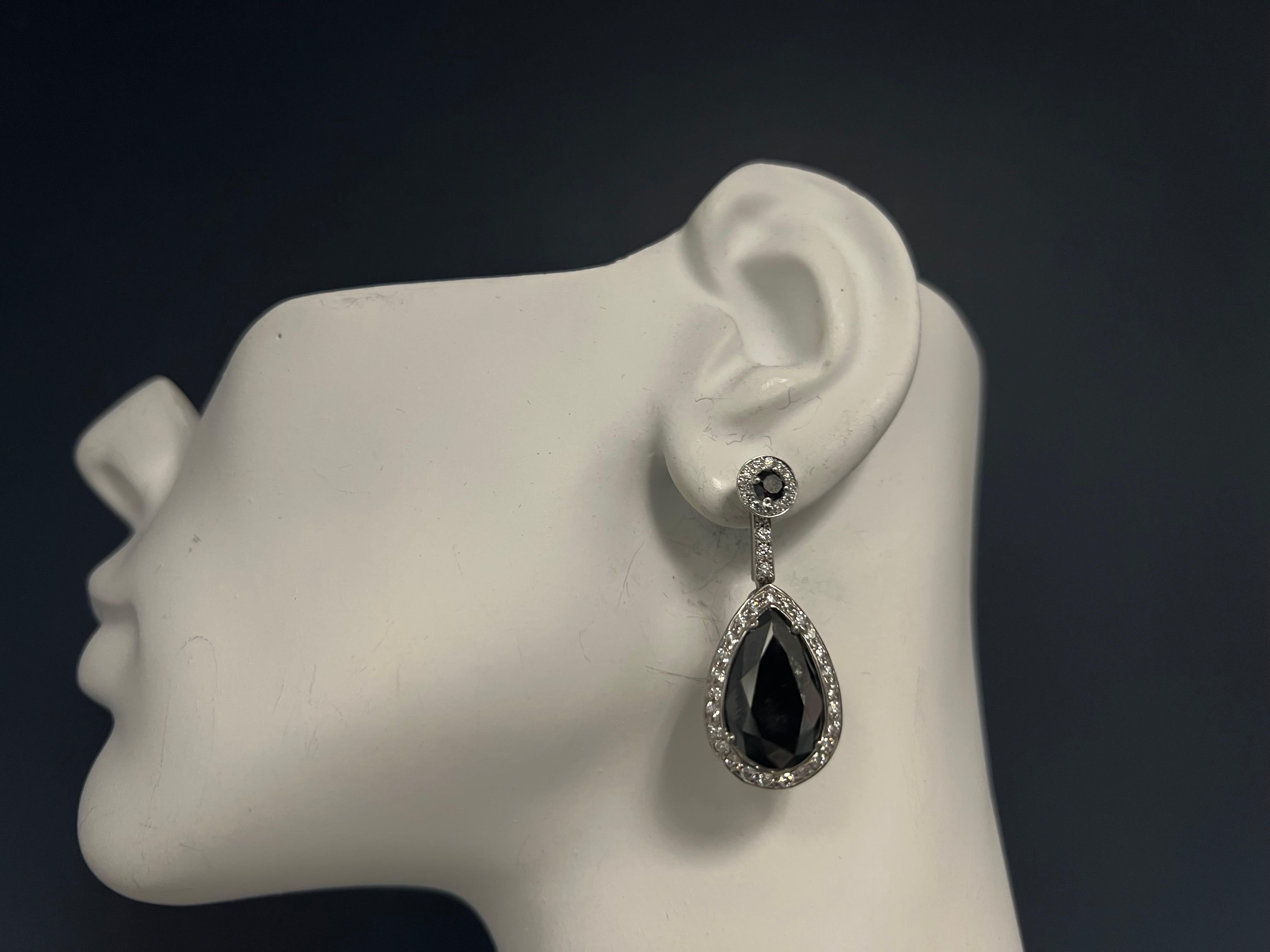 Modern Gold 23 Carat Natural Colorless and Black Pear Shaped Diamond Earrings For Sale 4