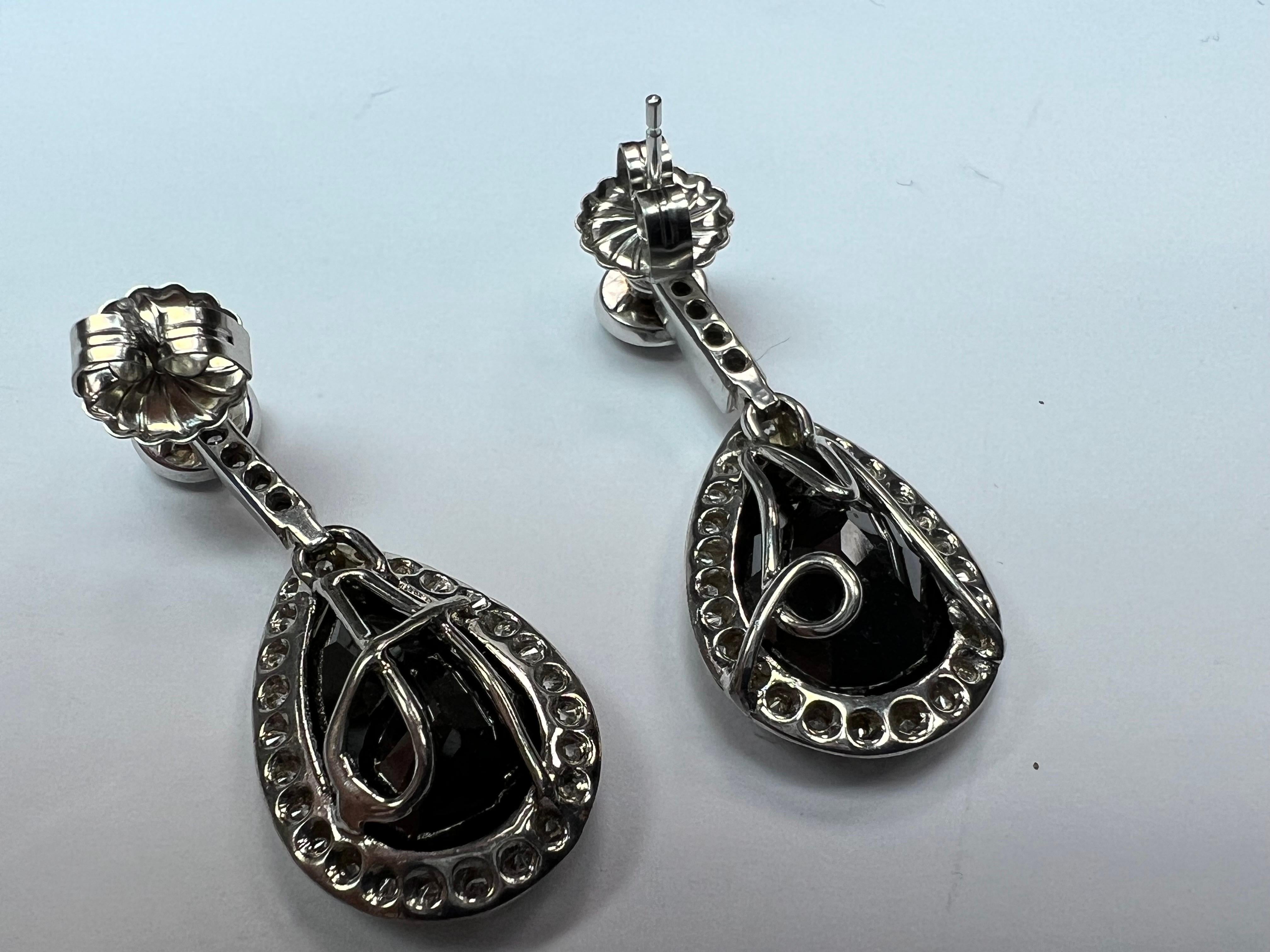 Modern Gold 23 Carat Natural Colorless and Black Pear Shaped Diamond Earrings In Good Condition For Sale In Los Angeles, CA