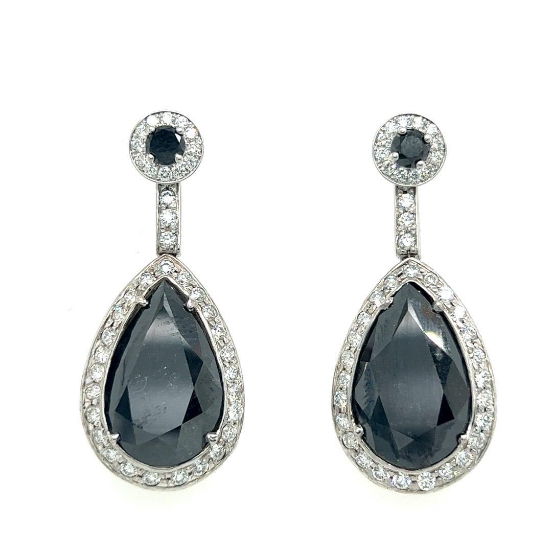 Modern Gold 23 Carat Natural Colorless and Black Pear Shaped Diamond Earrings For Sale 3
