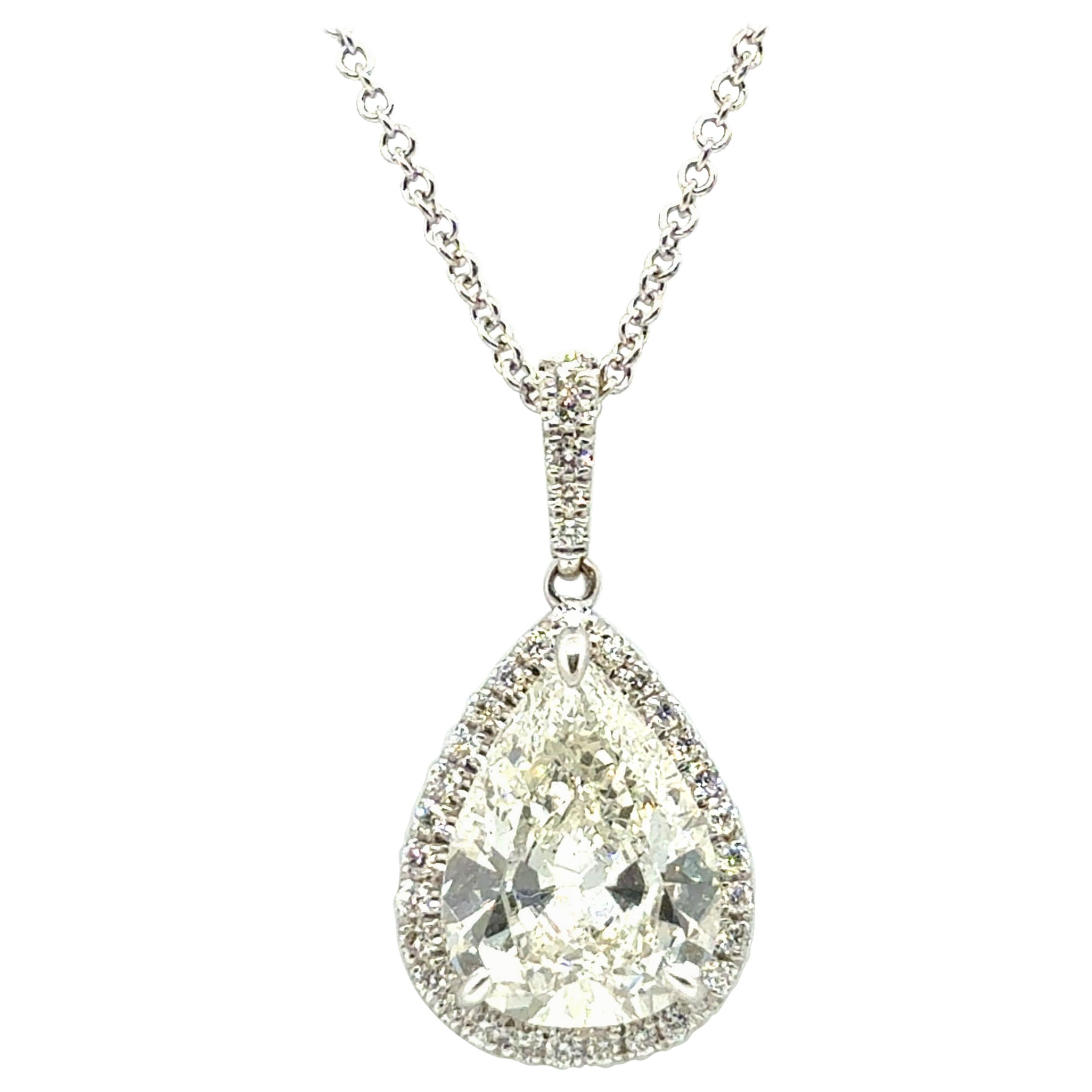 Ciondolo a goccia in oro moderno con diamante naturale a forma di pera H. H. VS2 da 2,55 carati certificati.