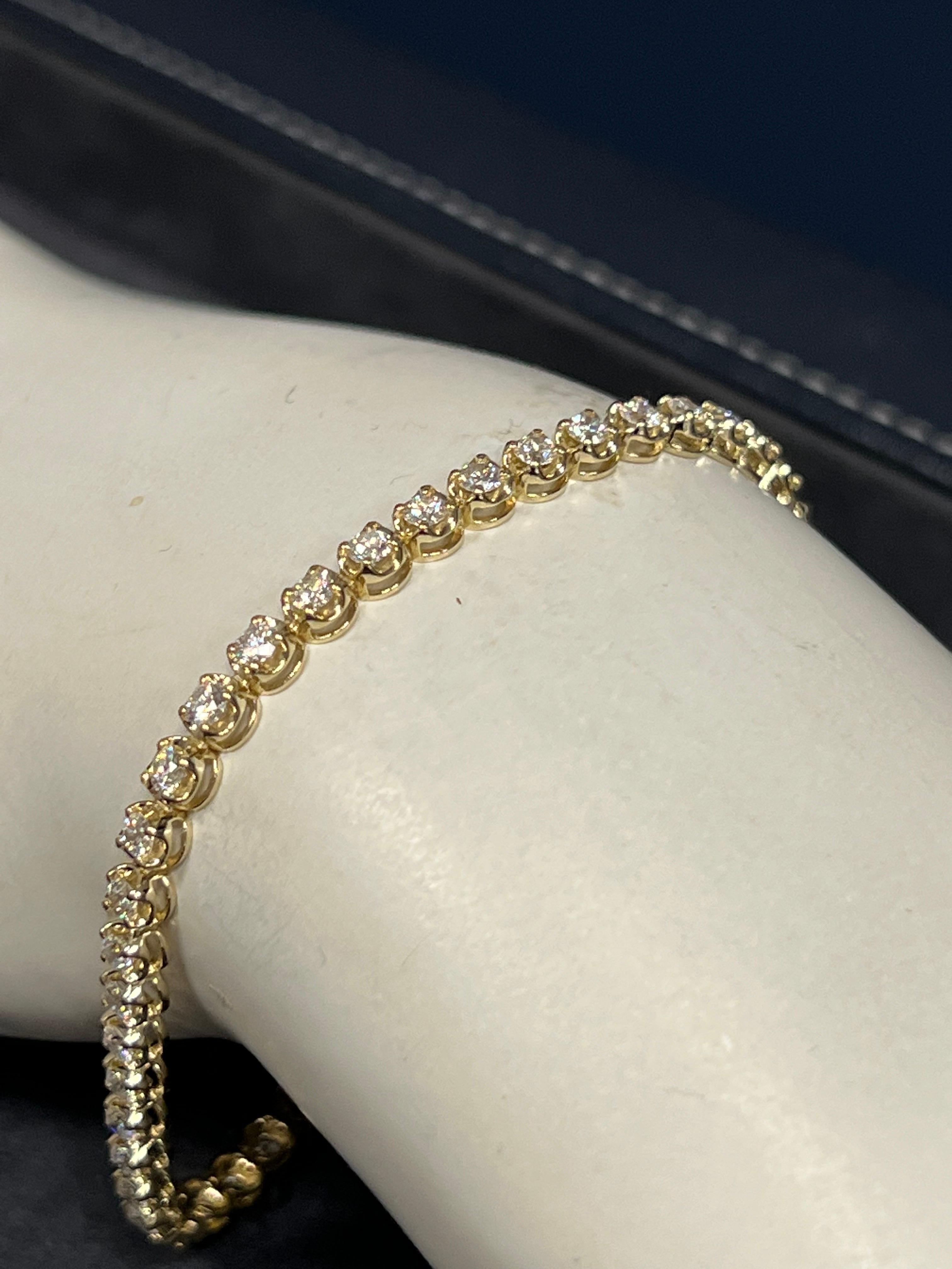 Modern Gold 2.60 Carat Natural Round Brilliant Colorless Diamond Tennis Bracelet In Good Condition For Sale In Los Angeles, CA