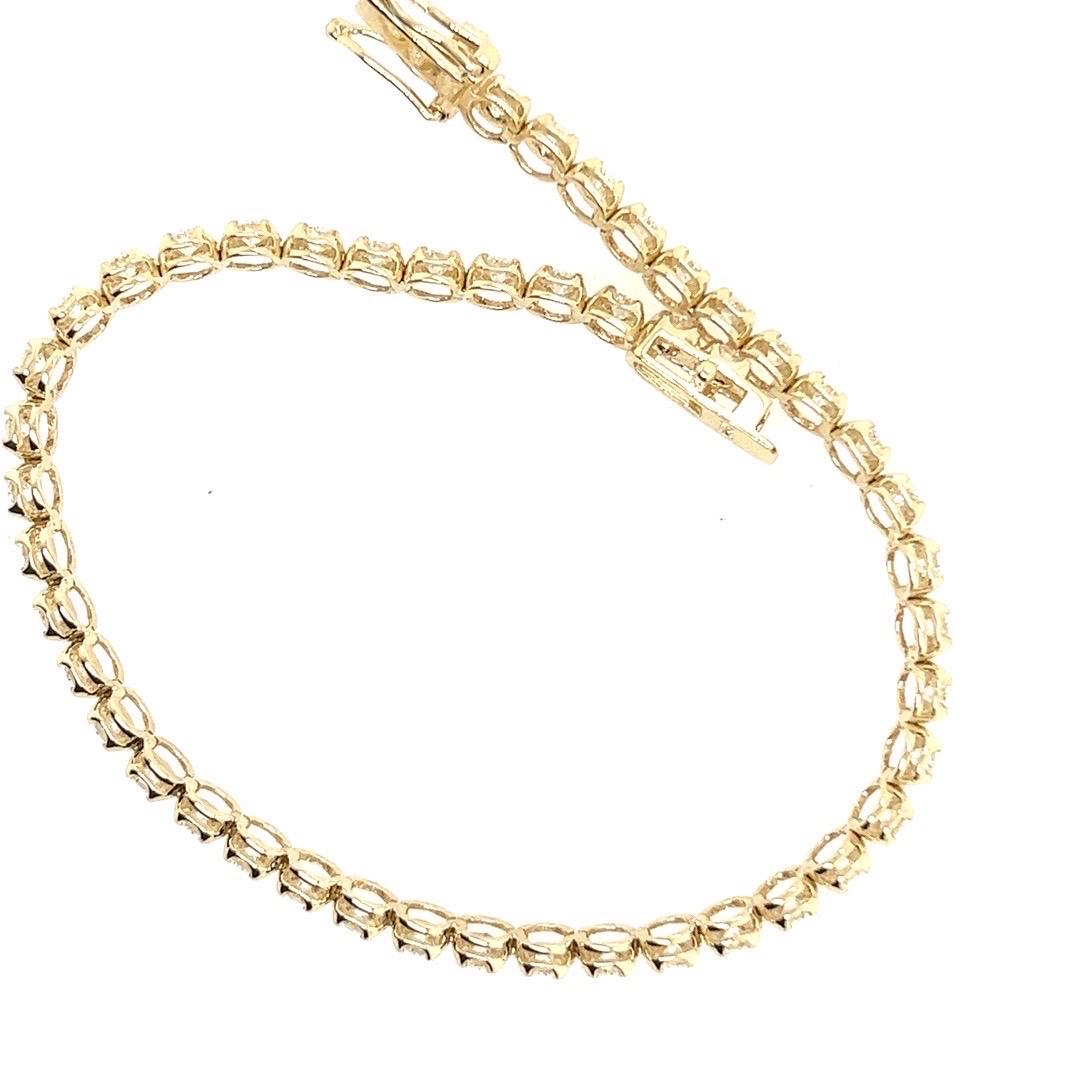 Modern Gold 2.60 Carat Natural Round Brilliant Colorless Diamond Tennis Bracelet For Sale 3