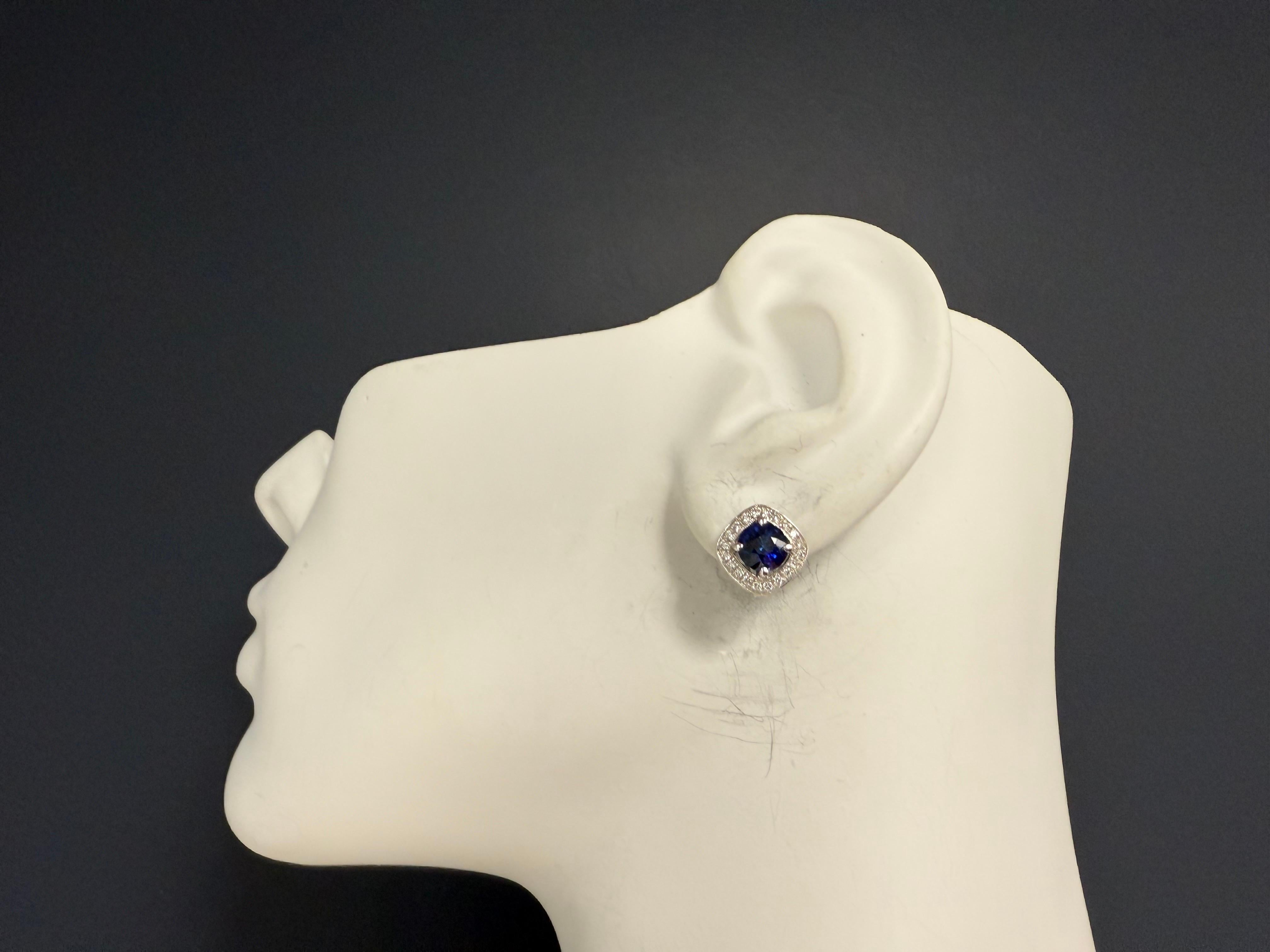 Magnifiques boucles d'oreilles en or blanc 18 carats composées de saphir bleu royal naturel et de diamants. Les deux saphirs naturels ronds et brillants mesurent environ 6,5 mm de diamètre et pèsent un total combiné d'environ 2,5 carats. Chaque