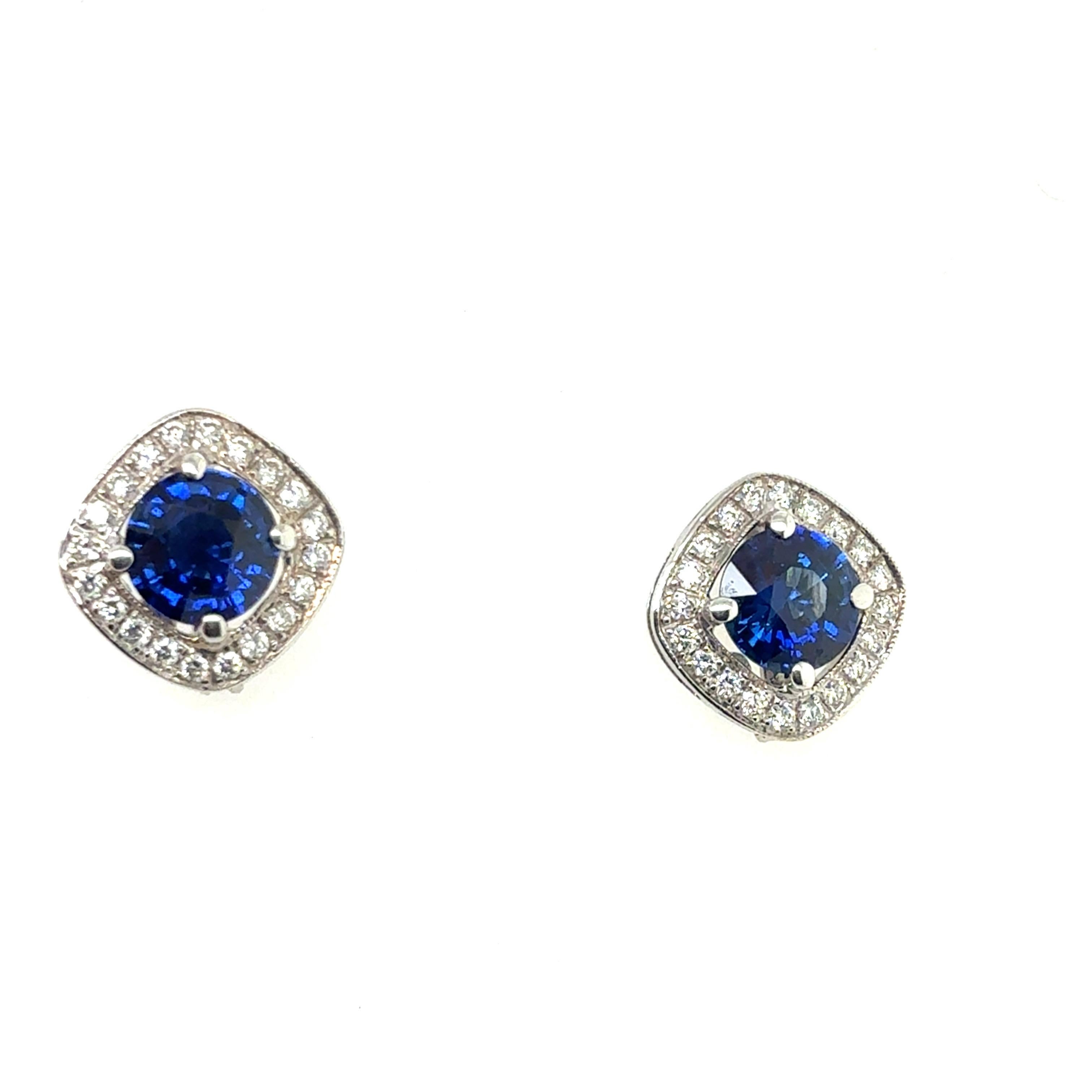 Moderne Boucles d'oreilles Halo en or moderne 2.8 carats saphir royal bleu naturel et diamant en vente
