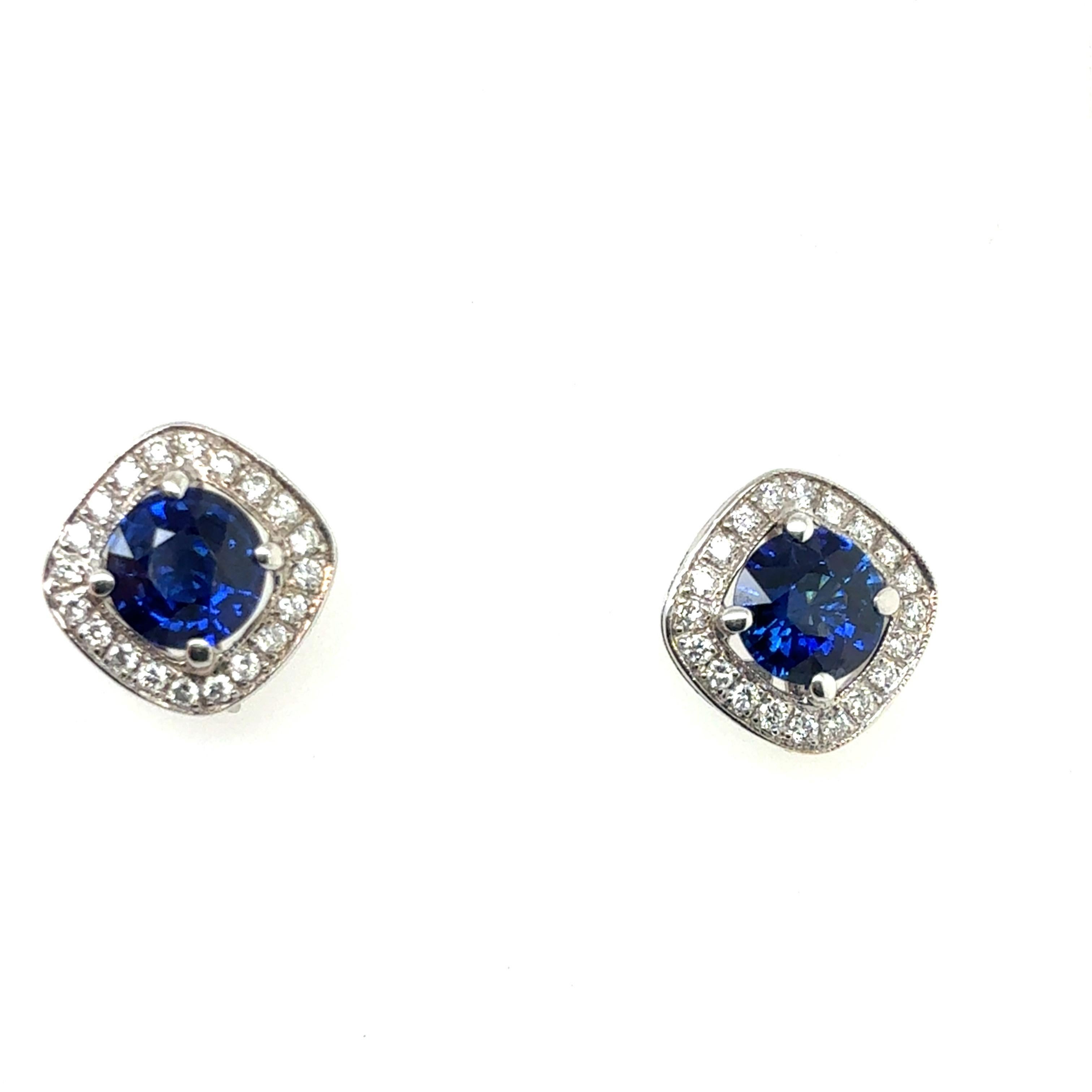 Taille ronde Boucles d'oreilles Halo en or moderne 2.8 carats saphir royal bleu naturel et diamant en vente