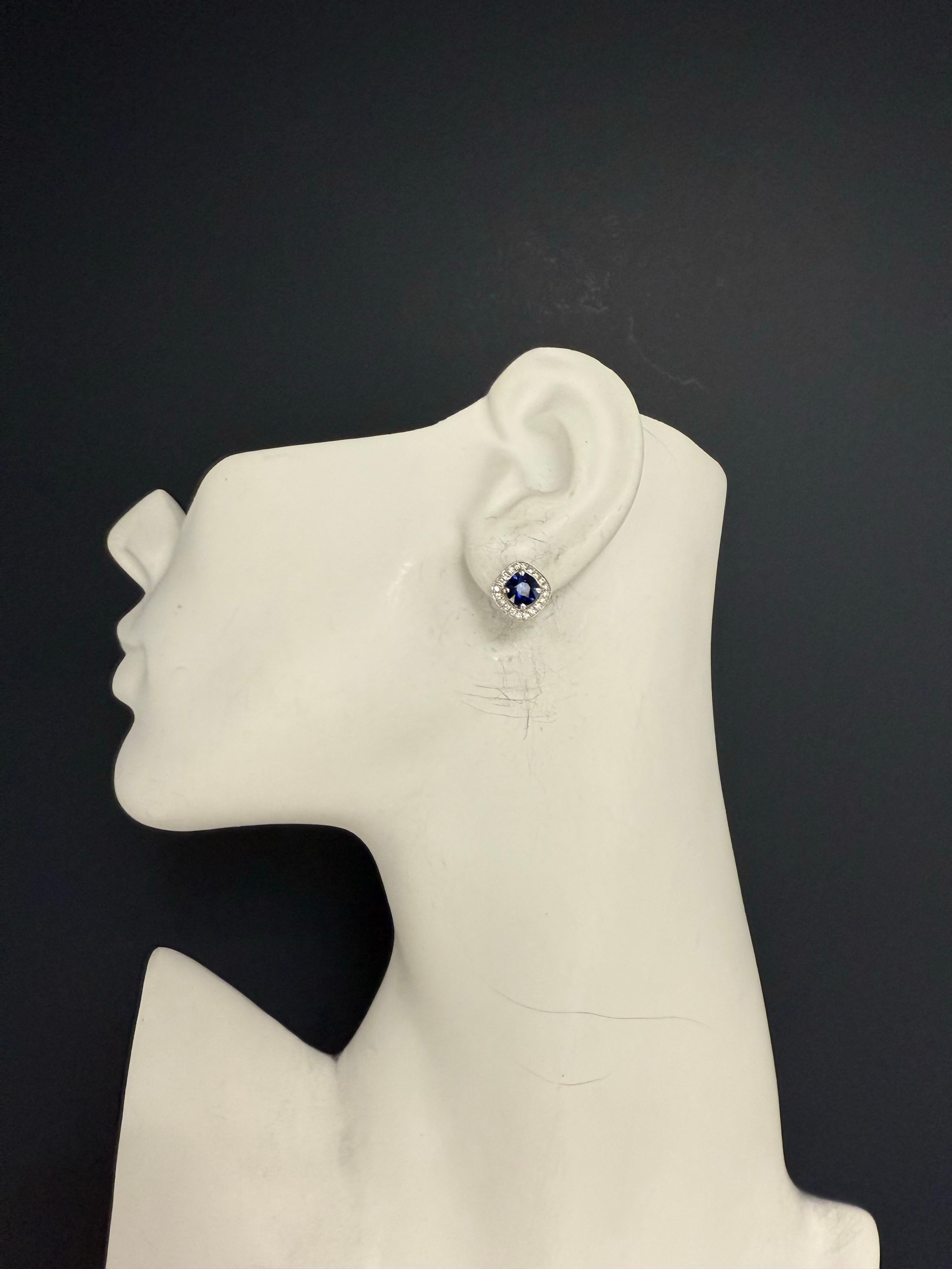 Boucles d'oreilles Halo en or moderne 2.8 carats saphir royal bleu naturel et diamant Bon état - En vente à Los Angeles, CA