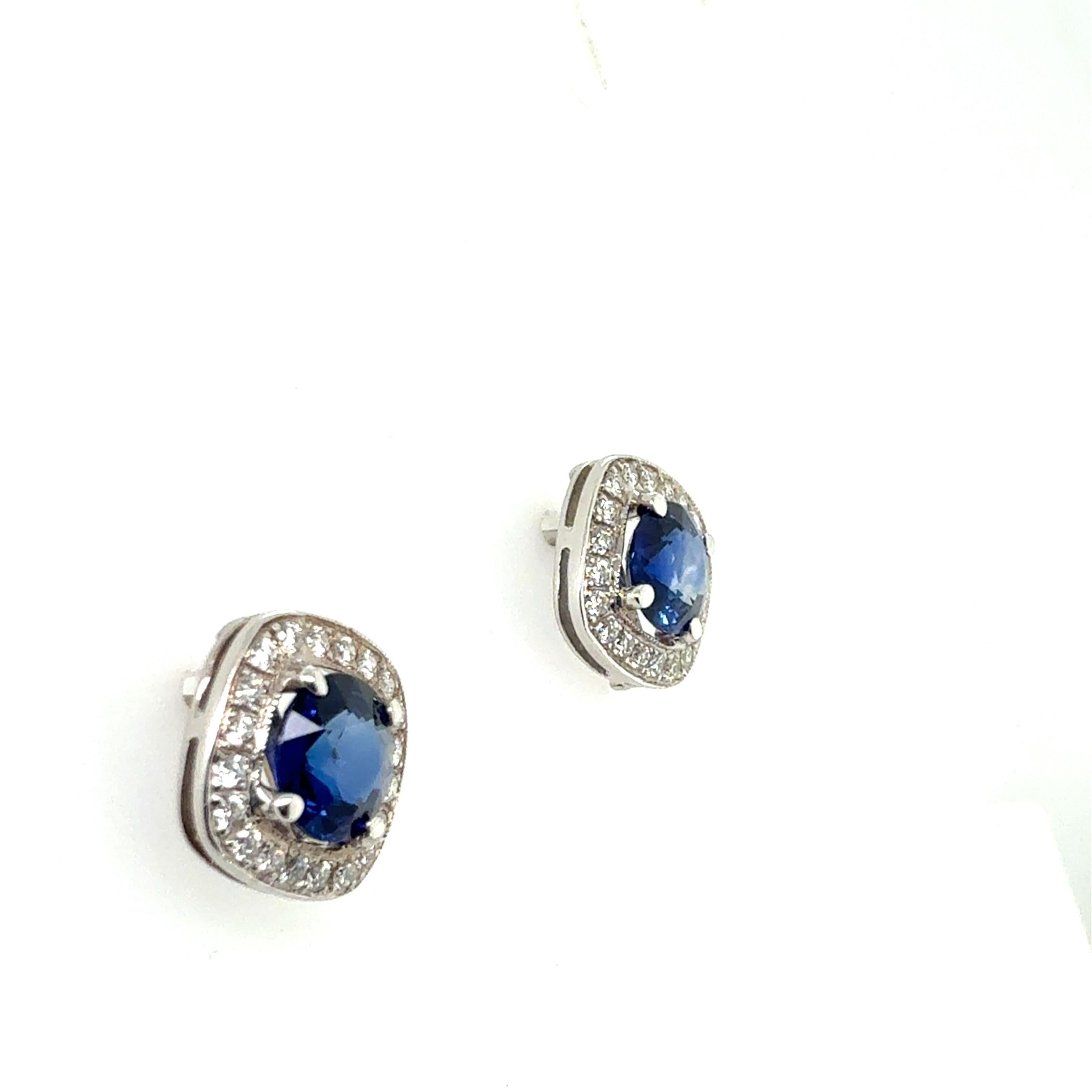 Boucles d'oreilles Halo en or moderne 2.8 carats saphir royal bleu naturel et diamant en vente 1