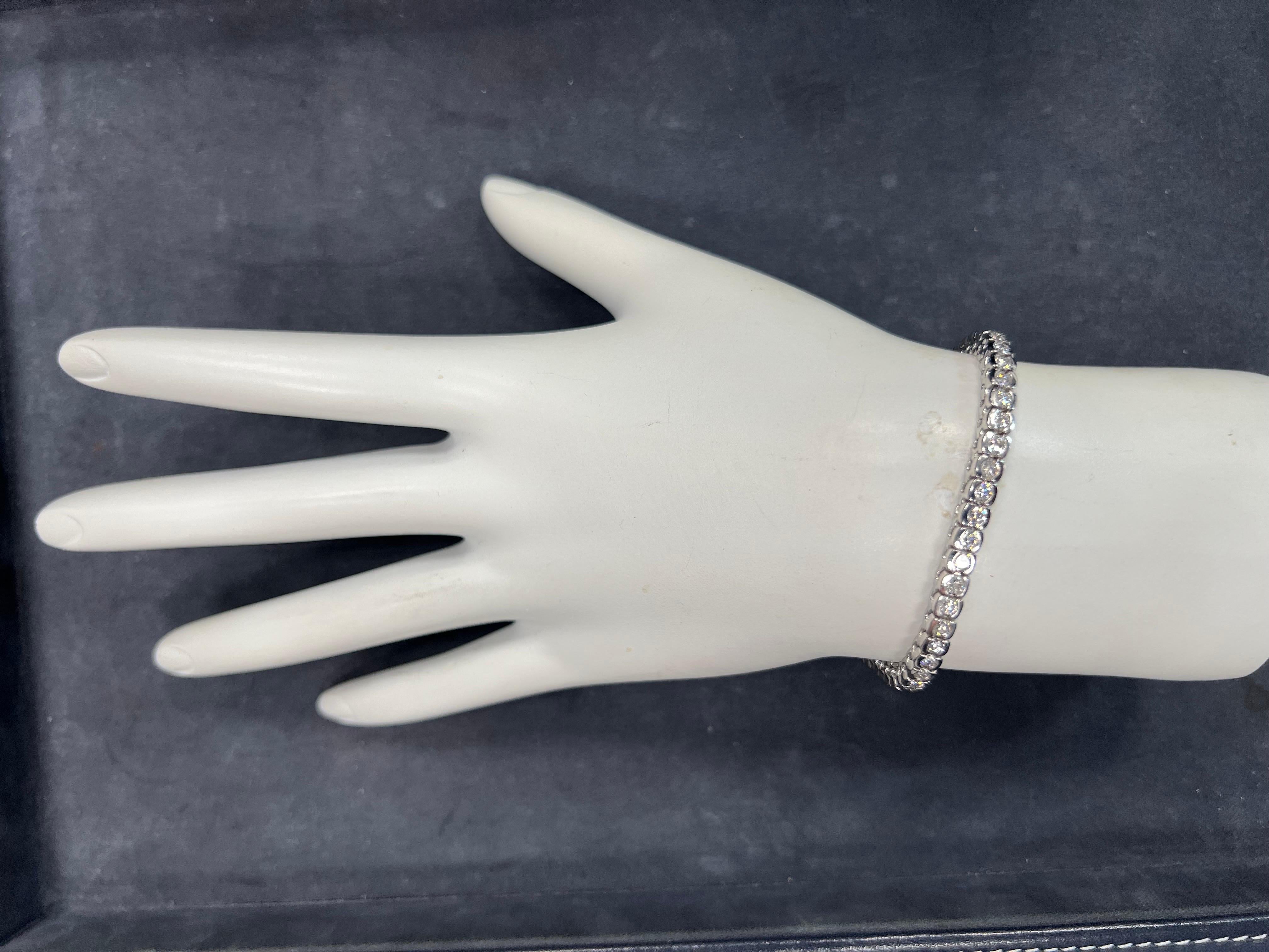 Modern Gold 3 Carat Natural Round Brilliant Diamond F-G SI Tennis Bracelet In Good Condition In Los Angeles, CA