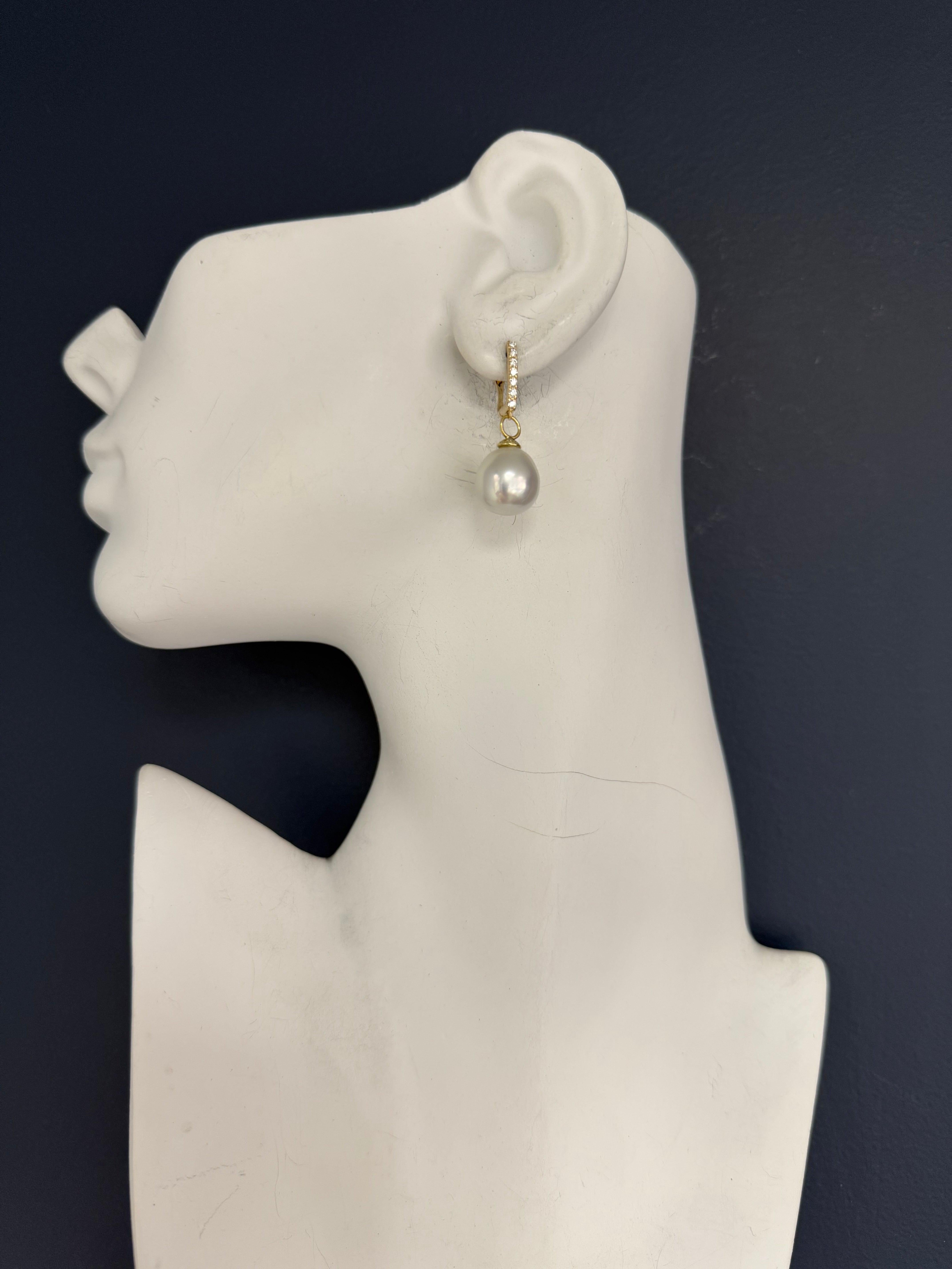 Ein prächtiges Paar Ohrringe aus 14-karätigem Gelbgold mit 30 natürlichen Diamanten von insgesamt etwa 0,35 Karat. Diese eleganten Ohrringe präsentieren glänzende Südseeperlen mit einer Größe von 12,5 mm, die für ihren sehr hohen Glanz und ihr