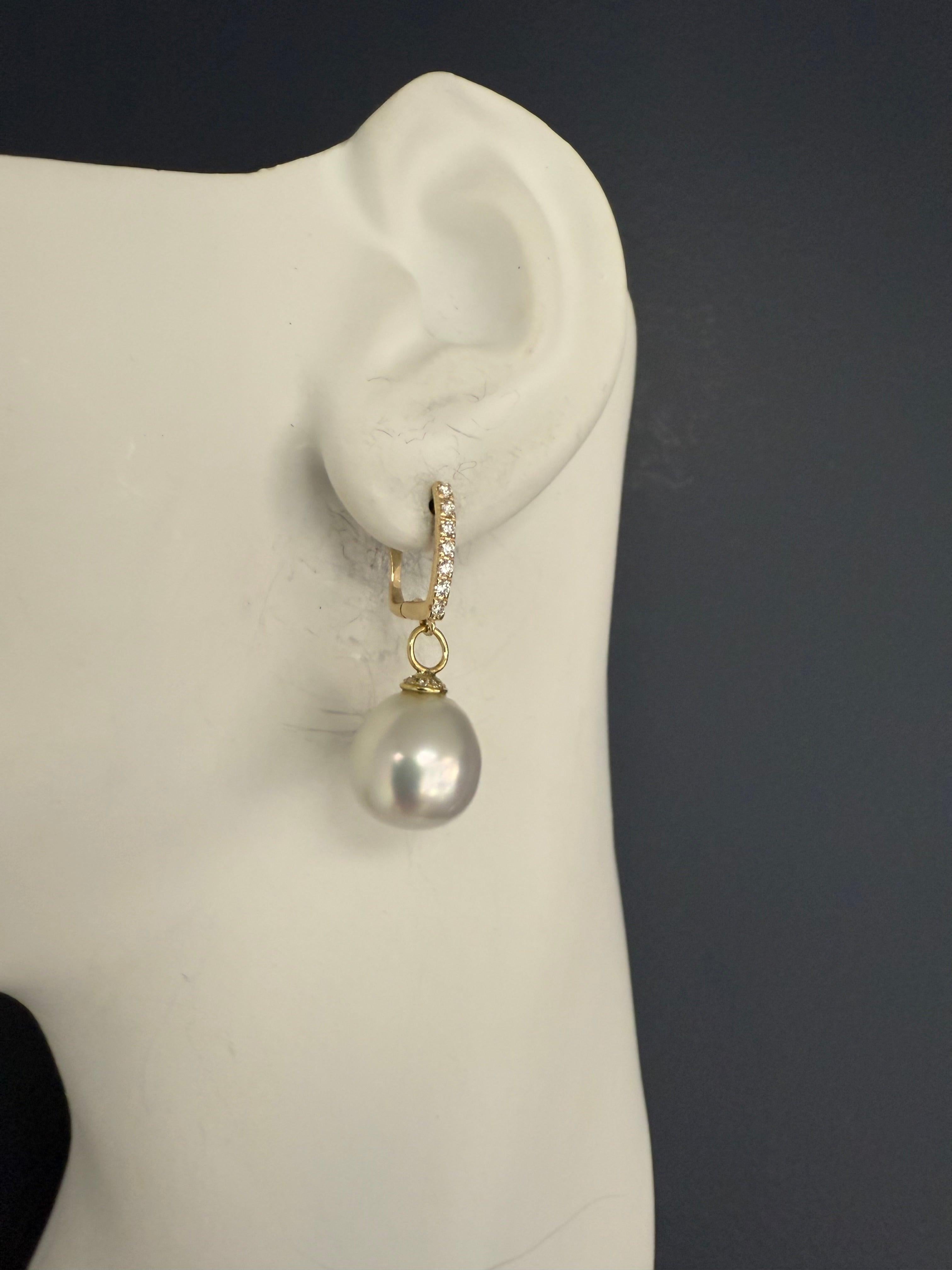 Moderne Gold .35 Karat Naturdiamant & 12,5 mm Südseeperle Tropfenohrringe (Rundschliff) im Angebot