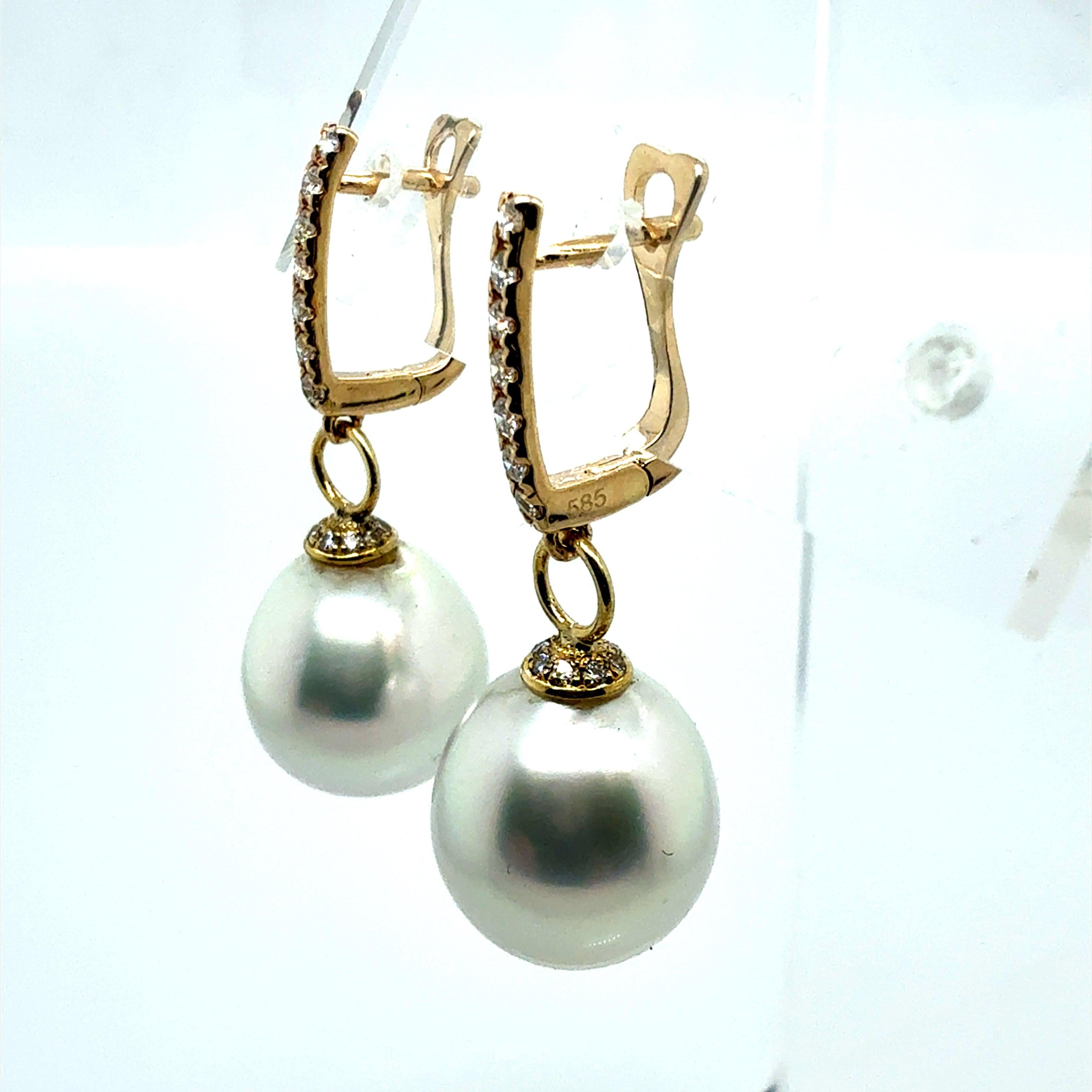 Moderne Gold .35 Karat Naturdiamant & 12,5 mm Südseeperle Tropfenohrringe Damen im Angebot