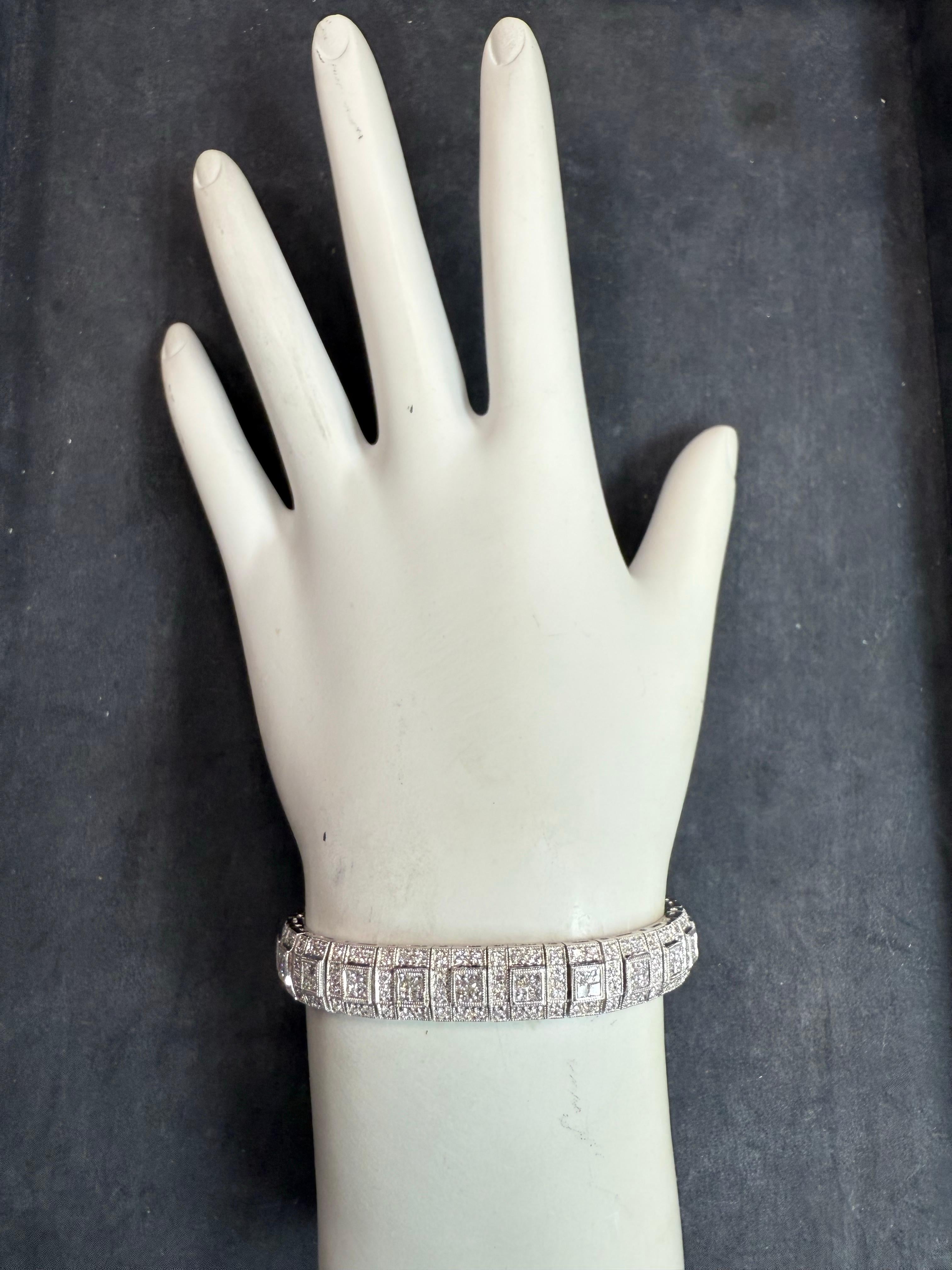 Moderne Bracelet en or moderne 4 carats de diamants ronds et princesses incolores naturels en vente