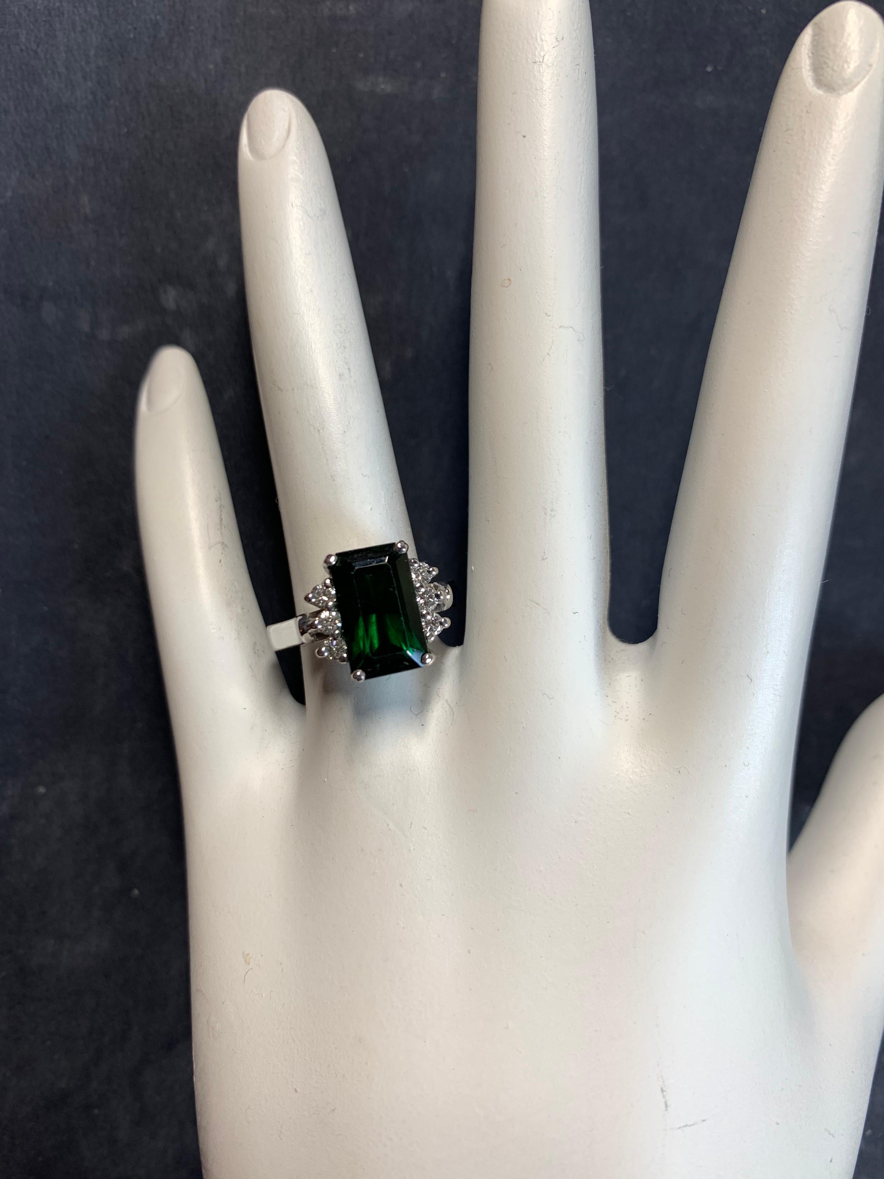 Modern Gold 4 Carat Natural Green Tourmaline Gemstone and Diamond Cocktail Ring In Good Condition In Los Angeles, CA
