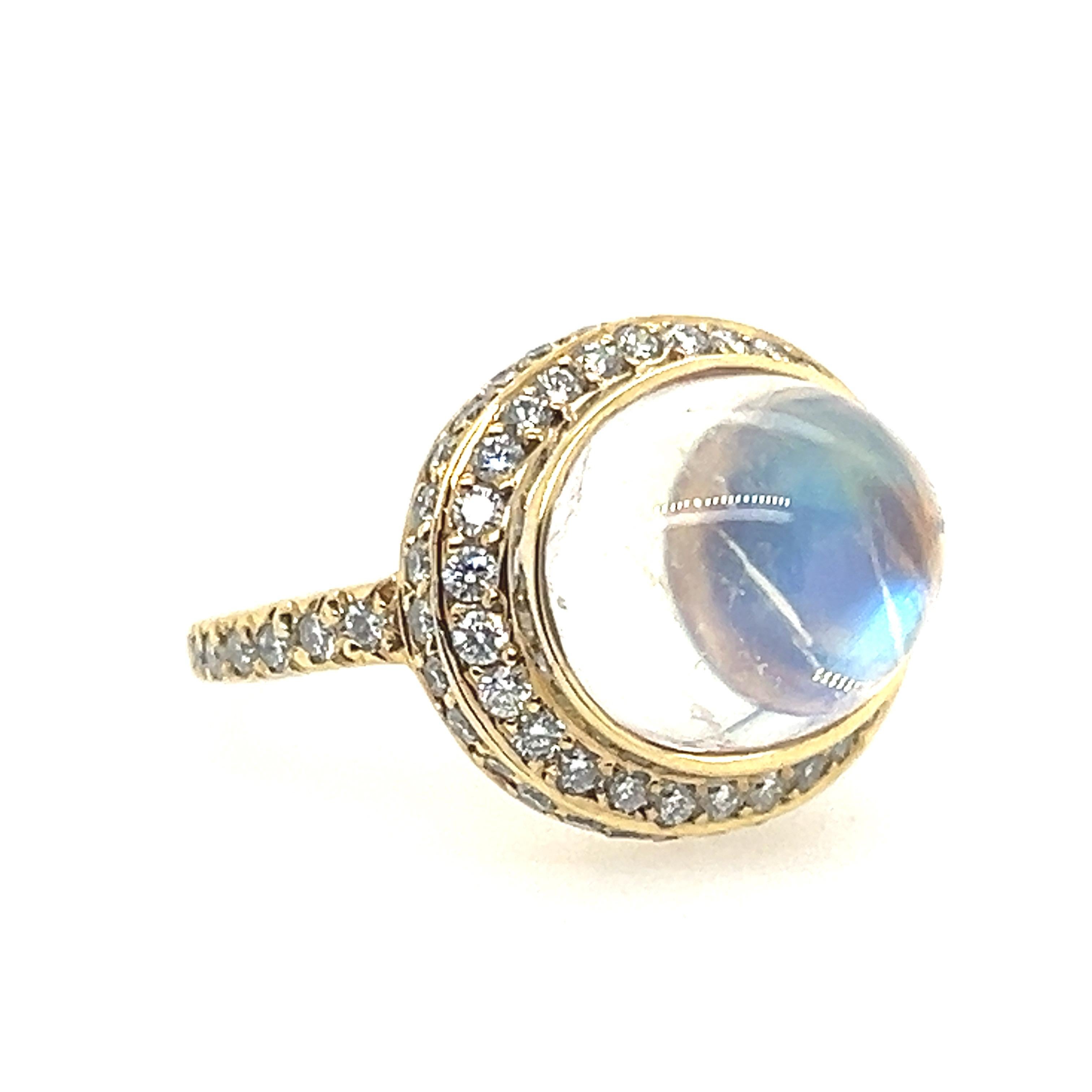 Moderner Cocktailring aus Gold 7,25 Karat natürlichem blauem Mondstein und farblosen Diamanten (Cabochon) im Angebot