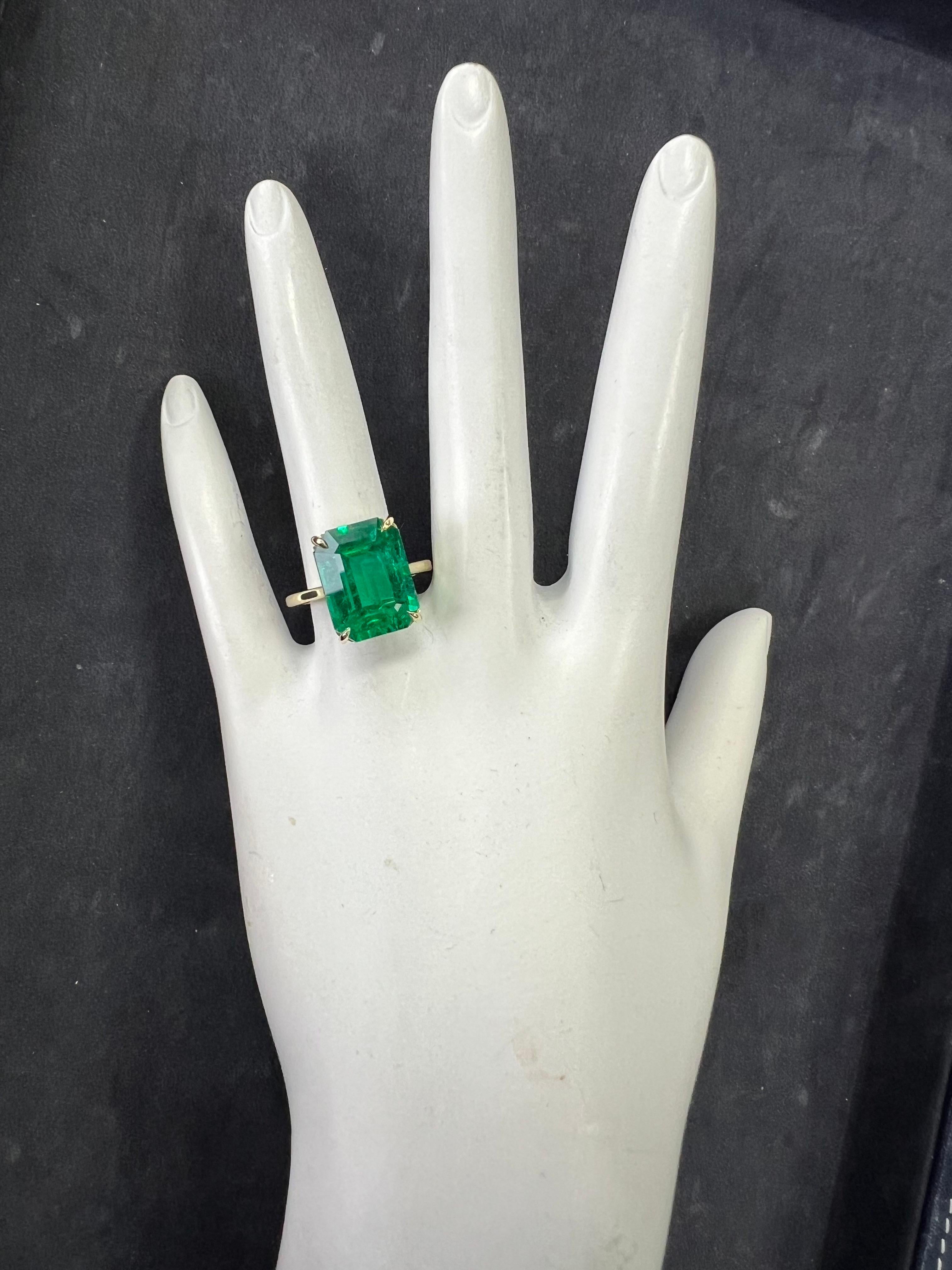 Modern Gold 8.27 Carat AGL Certified Natural Zambian Green Emerald Cocktail Ring

A magnificent Natural 8.27 Carat Green Zambian Emerals certified by American Gemological Laboratory. The stonre measures 14.17x10.90x7.41mm. 

Ring size is 6.5. 