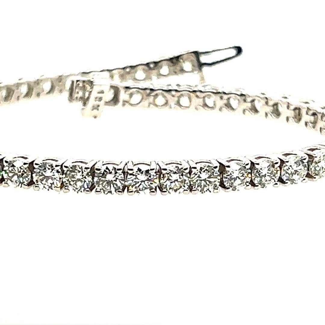 Women's Modern Gold 8.72 Carat Natural Round Brilliant Colorless Diamond Tennis Bracelet For Sale