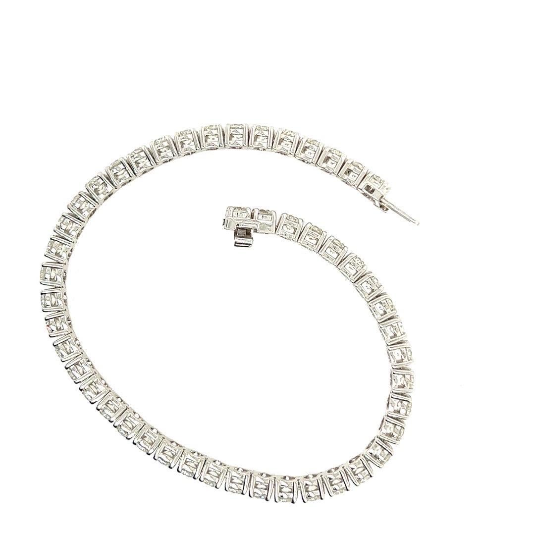 Modern Gold 8.72 Carat Natural Round Brilliant Colorless Diamond Tennis Bracelet For Sale 1