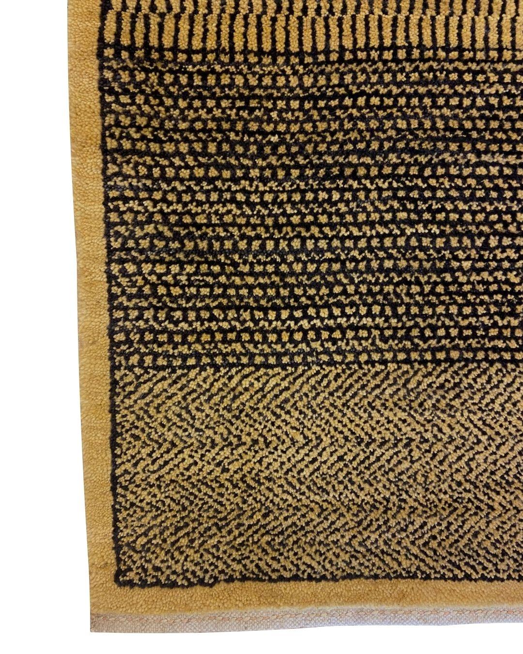 Dieser gold-schwarze Perserteppich aus Wolle mit detaillierten, strukturierten Mustern in der Größe 2' x 3' bringt eine reiche, kräftige Farbpalette, die jedem Raum Wärme und Tiefe verleiht. Das Design besteht aus abwechselnden Bändern mit