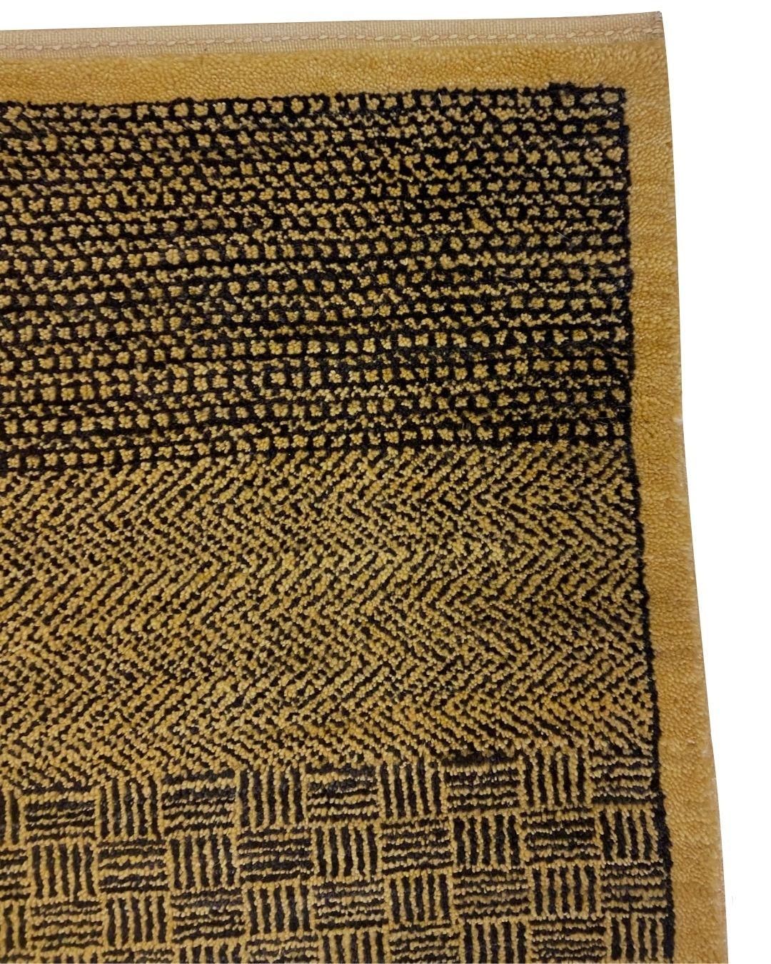 Moderner persischer Teppich aus goldener und schwarzer Wolle mit geometrischen Mustern, 2' x 3' (Minimalistisch) im Angebot