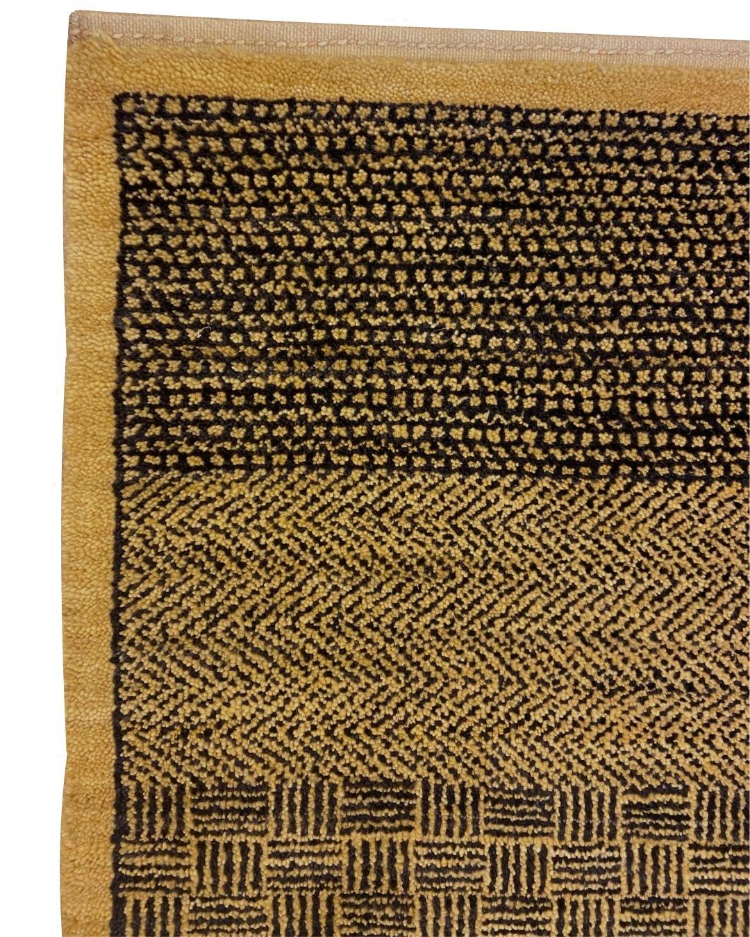 Moderner persischer Teppich aus goldener und schwarzer Wolle mit geometrischen Mustern, 2' x 3' (Persisch) im Angebot