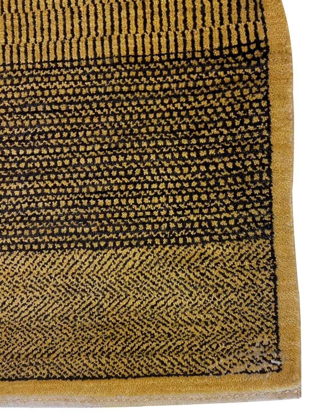 Moderner persischer Teppich aus goldener und schwarzer Wolle mit geometrischen Mustern, 2' x 3' (Pflanzlich gefärbt) im Angebot