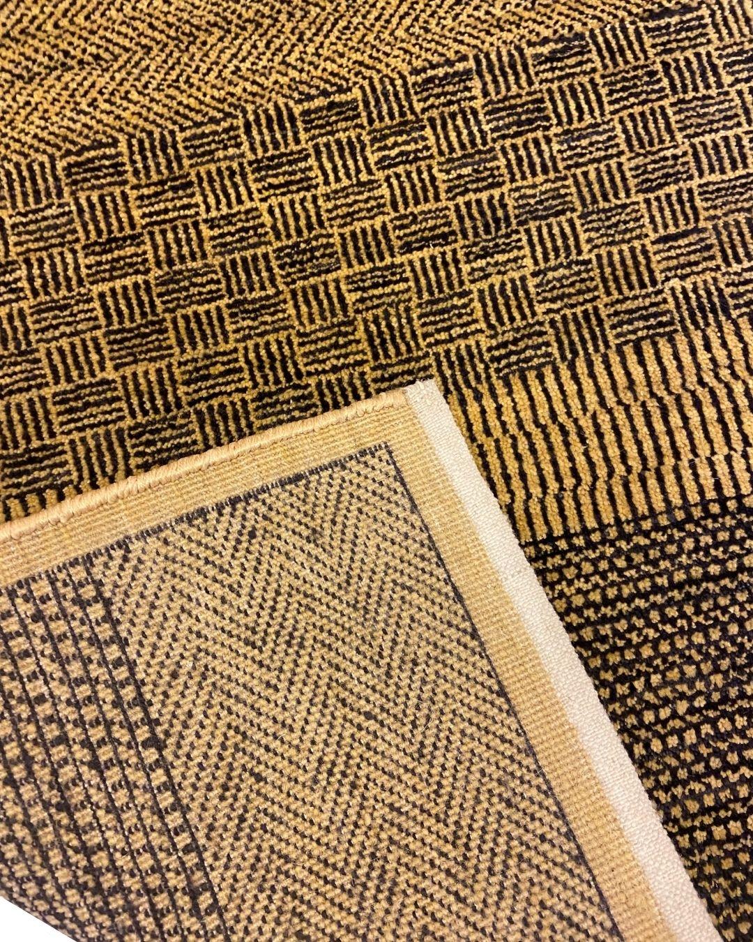 Moderner persischer Teppich aus goldener und schwarzer Wolle mit geometrischen Mustern, 2' x 3' im Angebot 1
