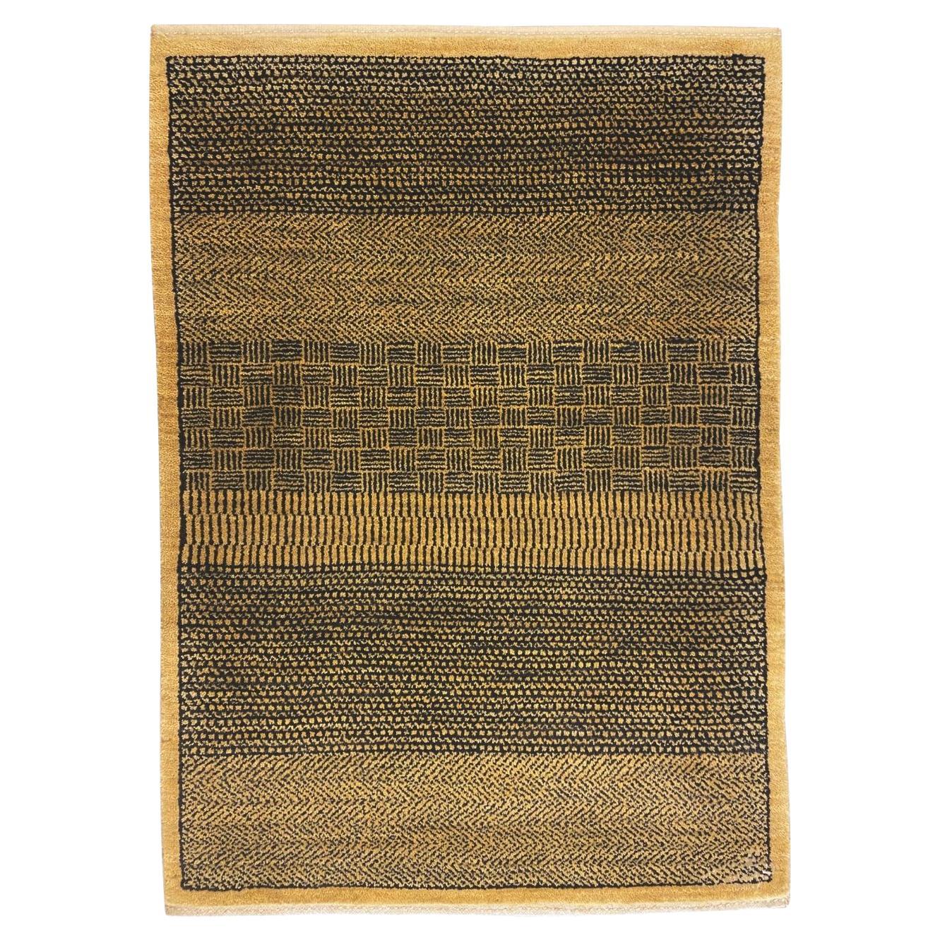 Tappeto persiano moderno in lana nera e oro con motivi geometrici, 2' x 3'
