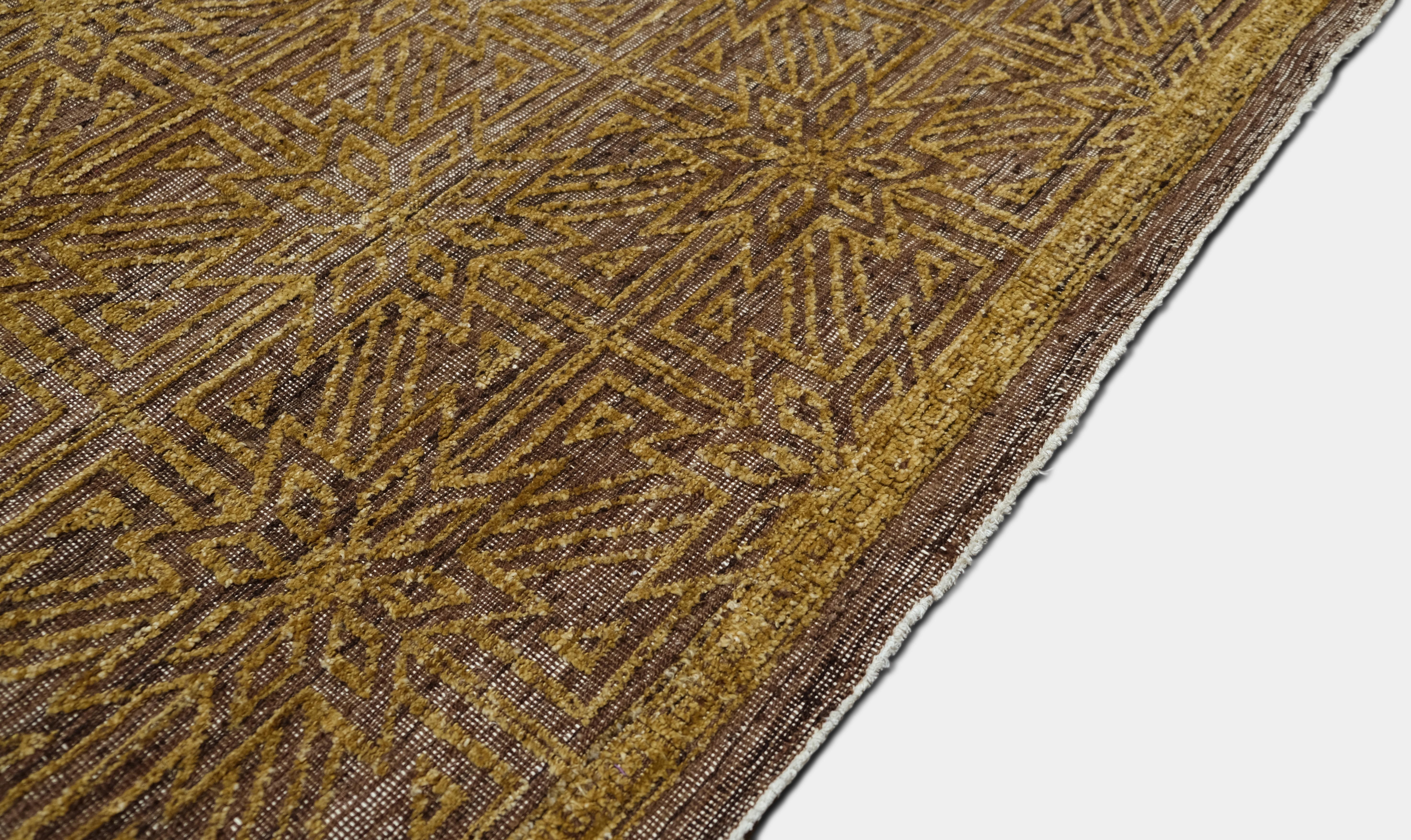 Dieser exquisite handgeknüpfte Wollteppich zeigt ein kompliziertes geometrisches Starburst-Muster in Gold und Braun. Die sorgfältige handwerkliche Verarbeitung unterstreicht die gelungene Mischung aus Tradition und zeitgenössischer Ästhetik und