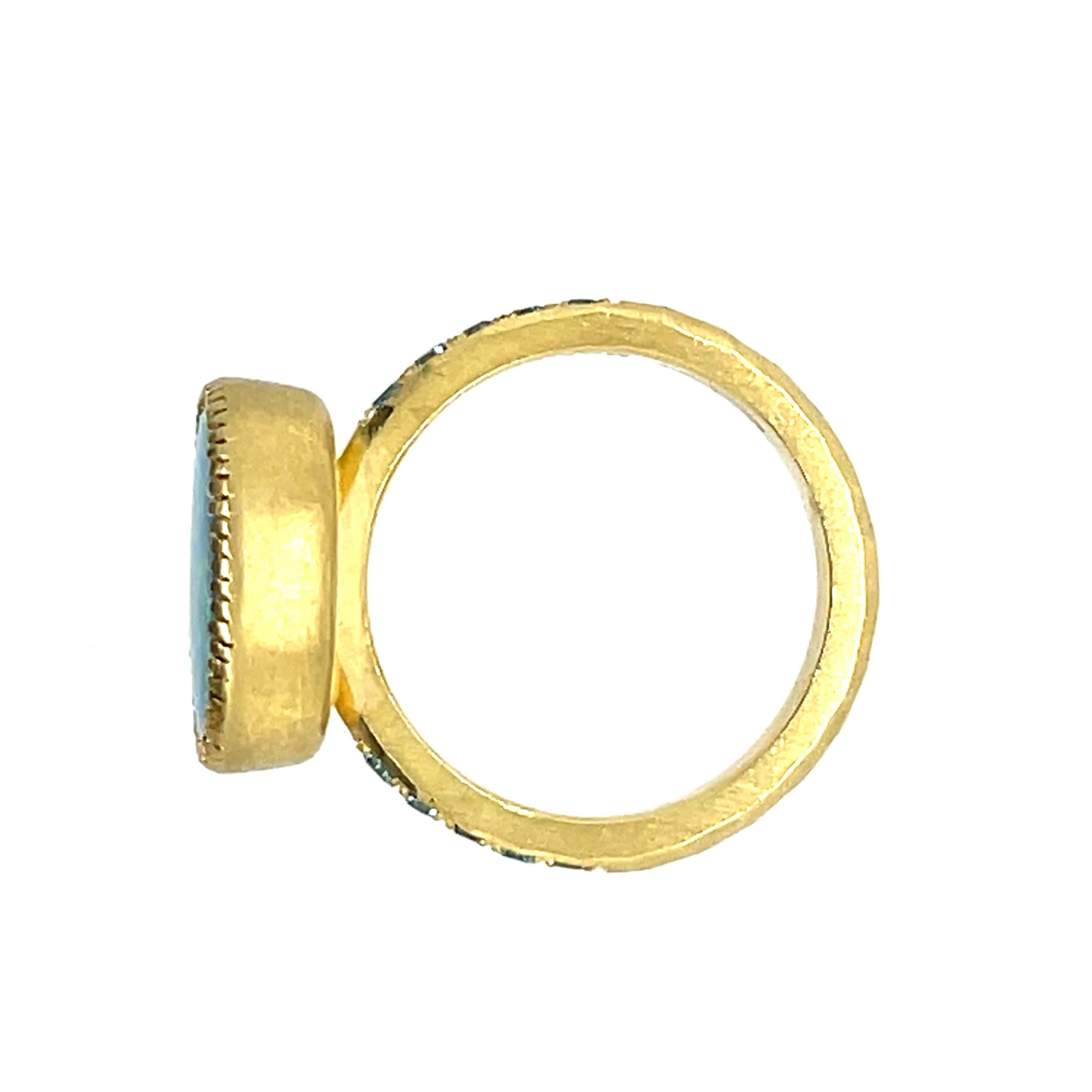 Moderno Anello moderno in oro australiano Lightning Ridge Opal Doublet Cocktail Statement Ring in vendita