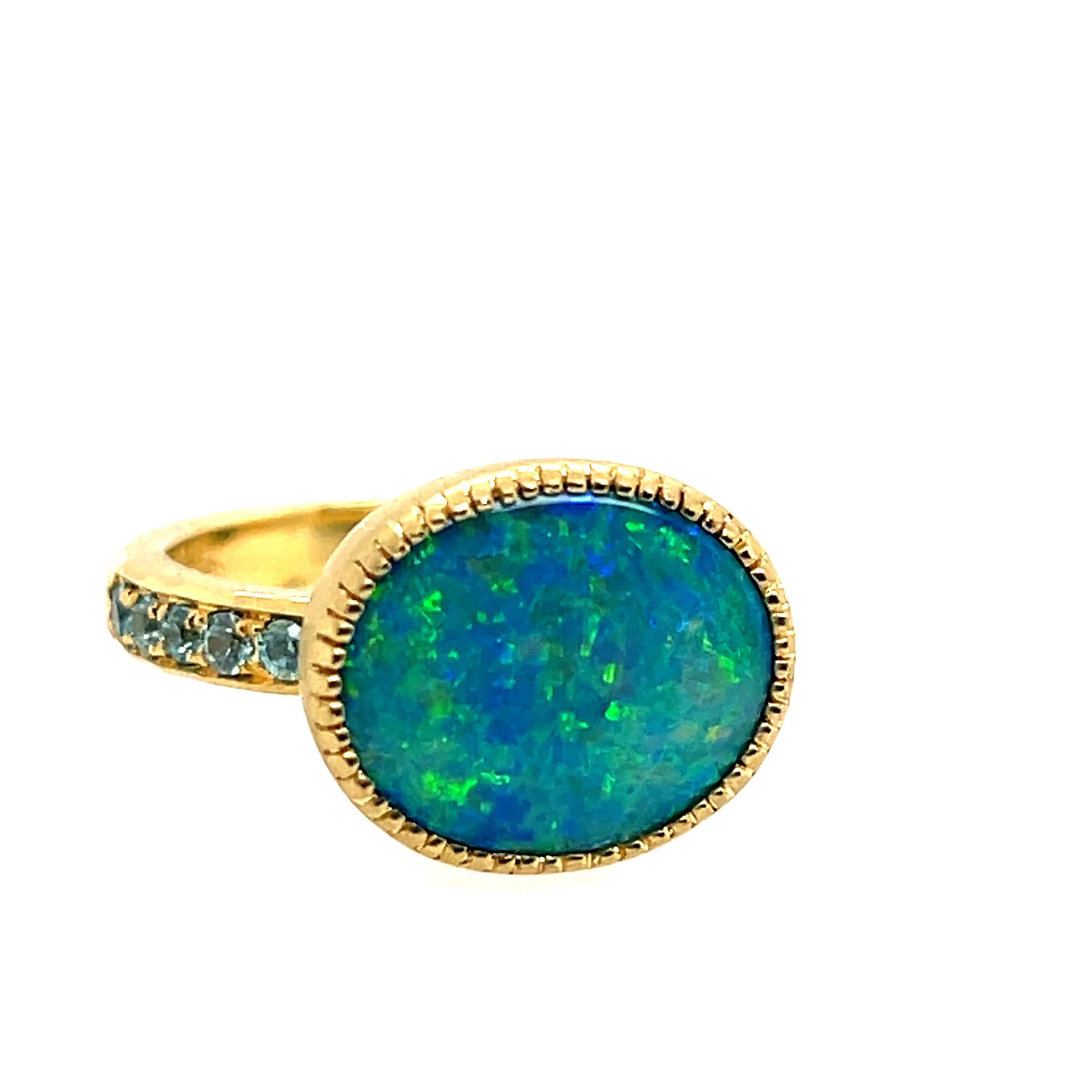 Taglio ovale Anello moderno in oro australiano Lightning Ridge Opal Doublet Cocktail Statement Ring in vendita