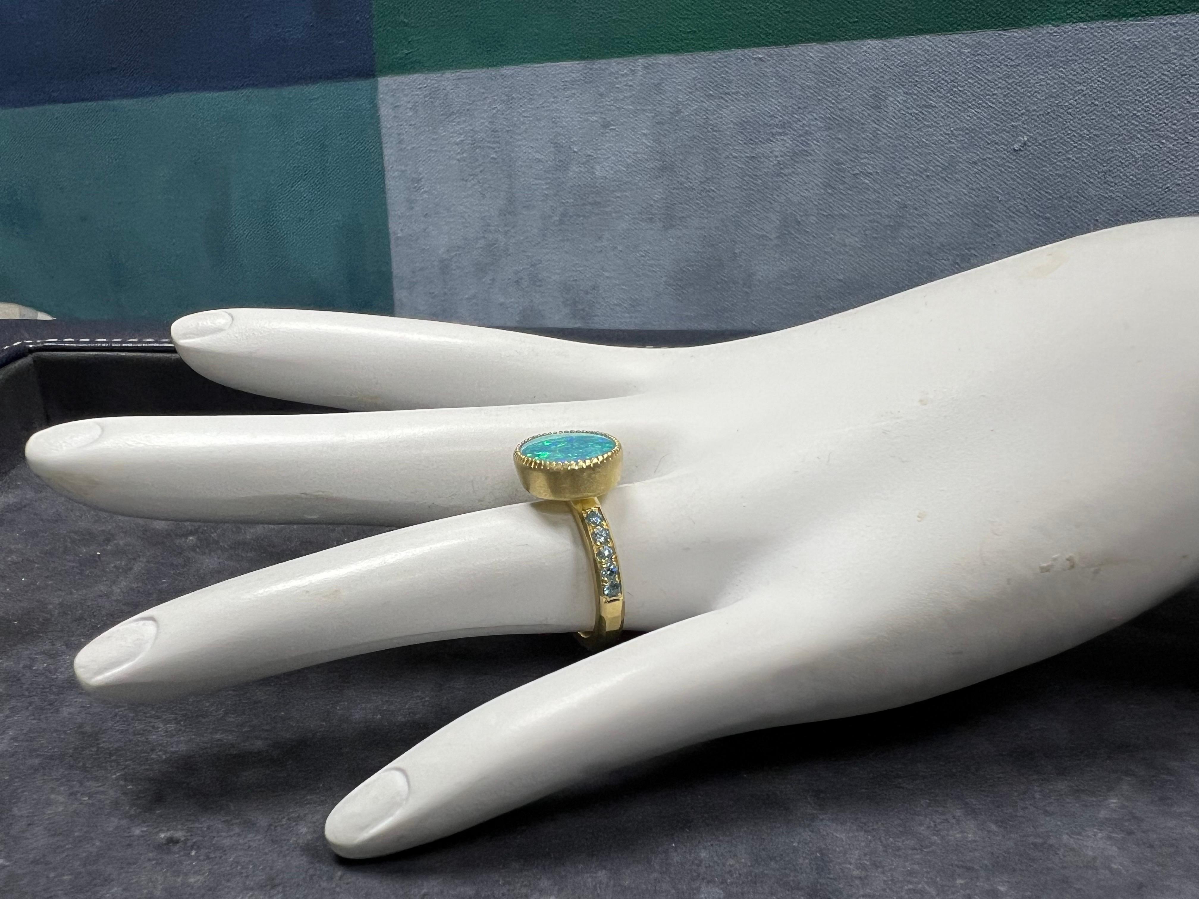 Anello moderno in oro australiano Lightning Ridge Opal Doublet Cocktail Statement Ring in vendita 3