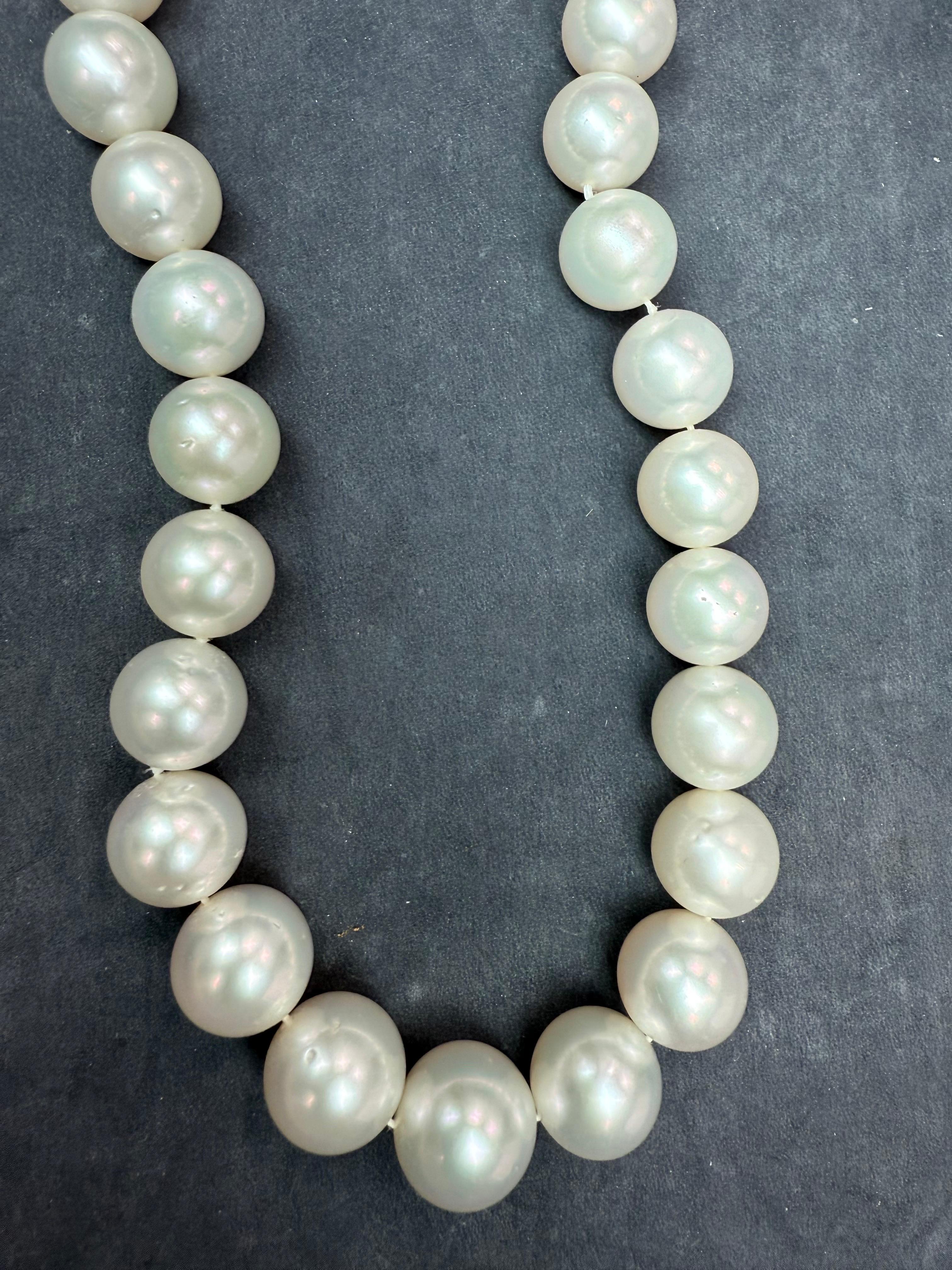 Taglio rotondo Collana moderna in oro con perle australiane dei mari del sud (12,5-15,5 mm) e chiusura con diamanti in vendita