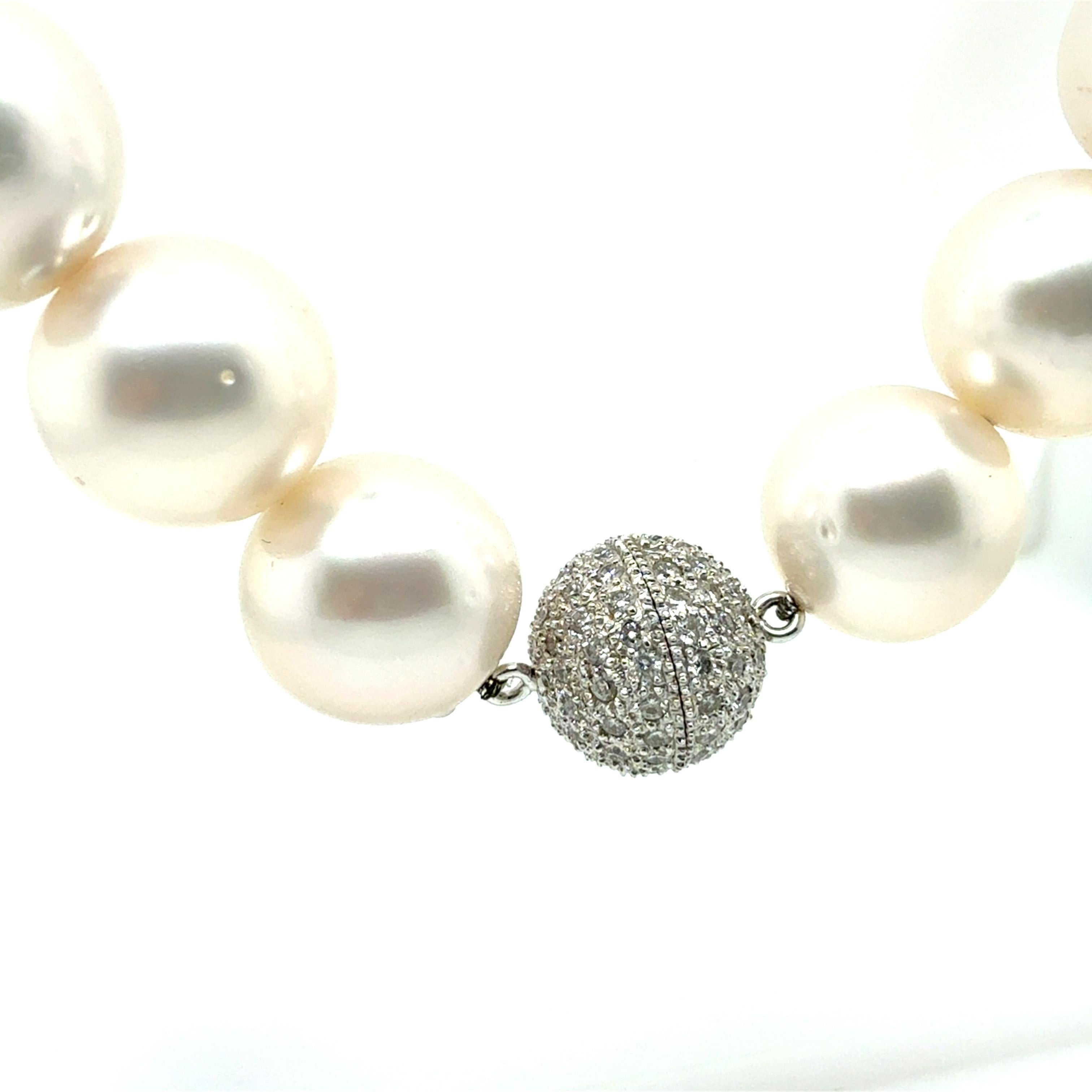 Collana moderna in oro con perle australiane dei mari del sud (12,5-15,5 mm) e chiusura con diamanti In condizioni buone in vendita a Los Angeles, CA