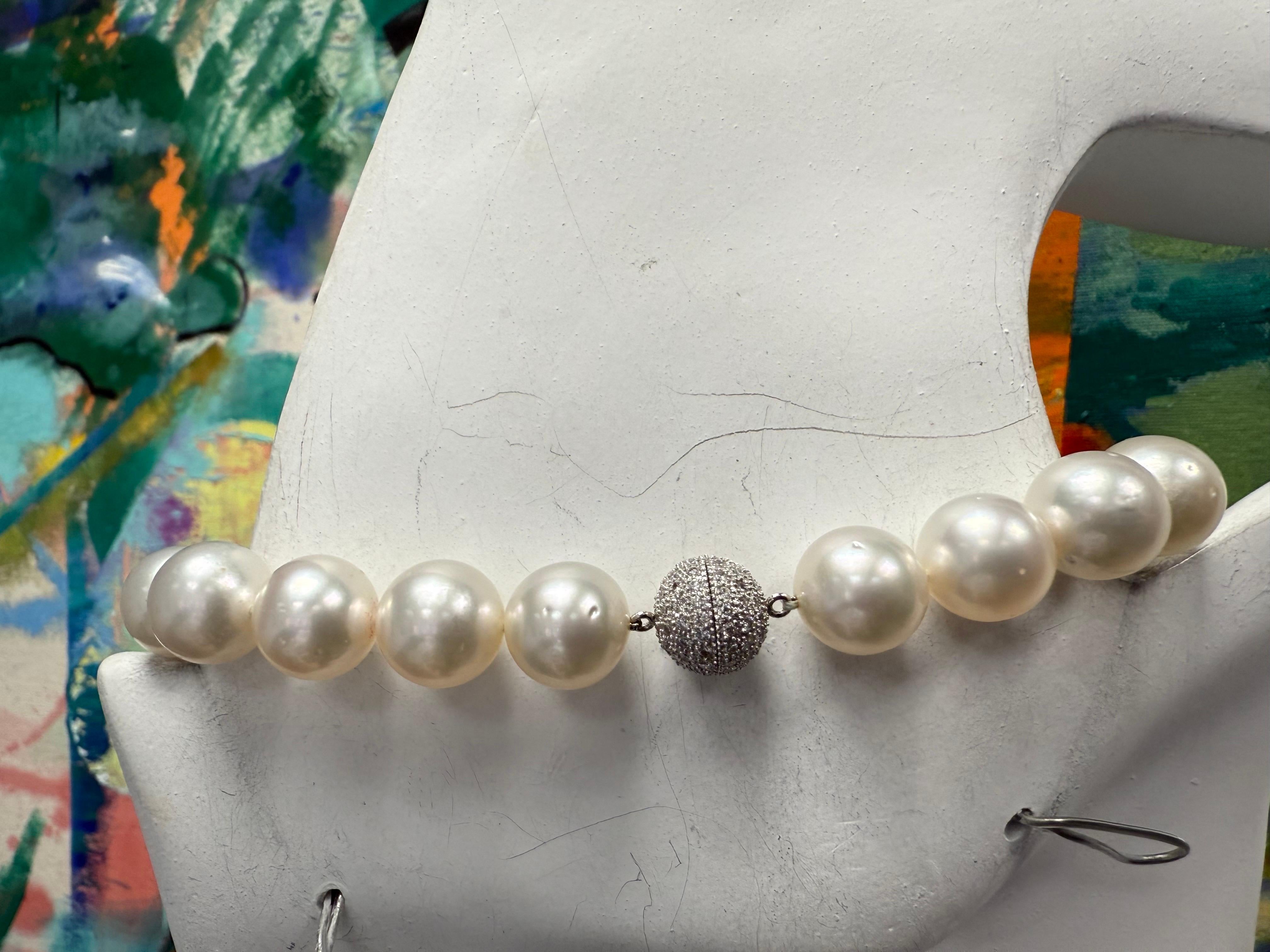 Donna Collana moderna in oro con perle australiane dei mari del sud (12,5-15,5 mm) e chiusura con diamanti in vendita