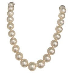 Collana moderna in oro con perle australiane dei mari del sud (12,5-15,5 mm) e chiusura con diamanti