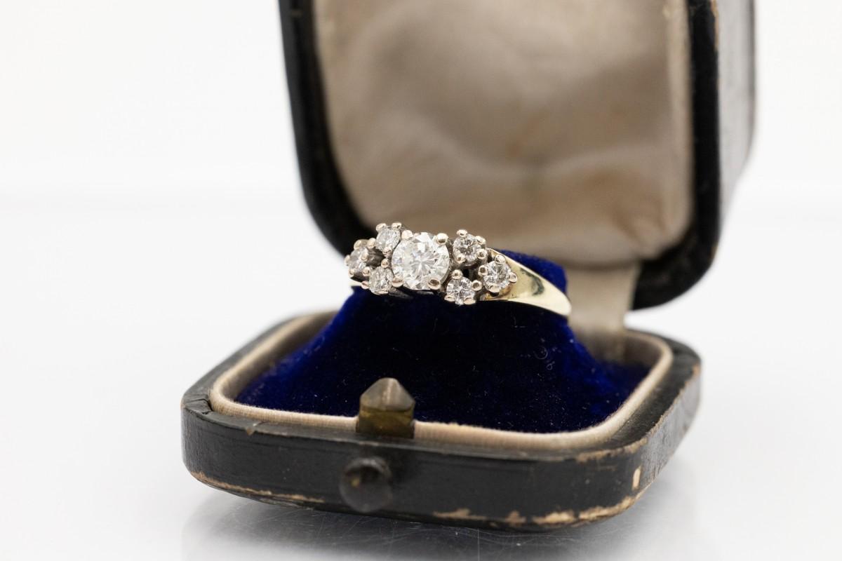 Gold ring made of 14-karat yellow and white gold (585 fineness), set with brilliant-cut diamonds.

Its central diamond has an impressive mass of approx. 0.56 ct (color I, clarity SI2). Additionally, it is decorated with 6 diamonds weighing approx.