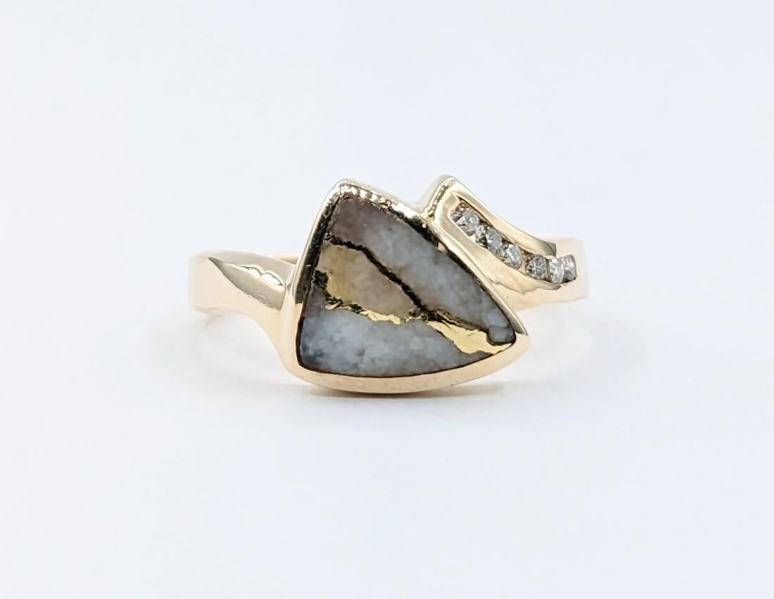 Modern Gold-Bearing Quartz & Diamond Ring For Sale 4