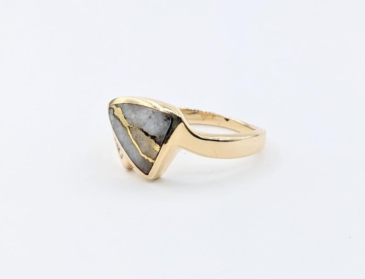 Modern Gold-Bearing Quartz & Diamond Ring For Sale 5