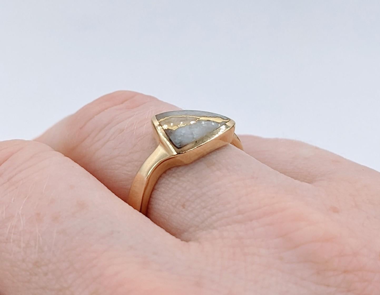 Modern Gold-Bearing Quartz & Diamond Ring In Excellent Condition For Sale In Bloomington, MN
