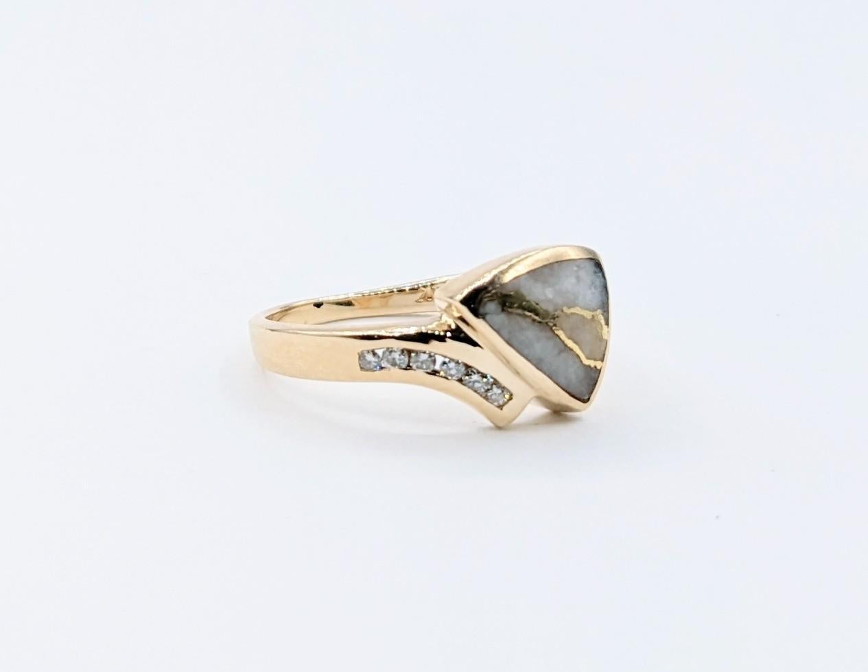 Modern Gold-Bearing Quartz & Diamond Ring For Sale 1