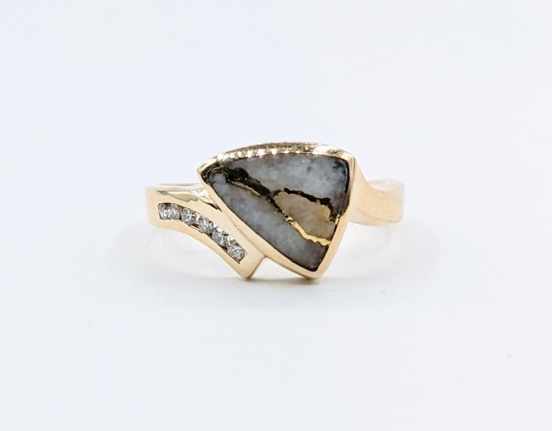 Modern Gold-Bearing Quartz & Diamond Ring For Sale 2