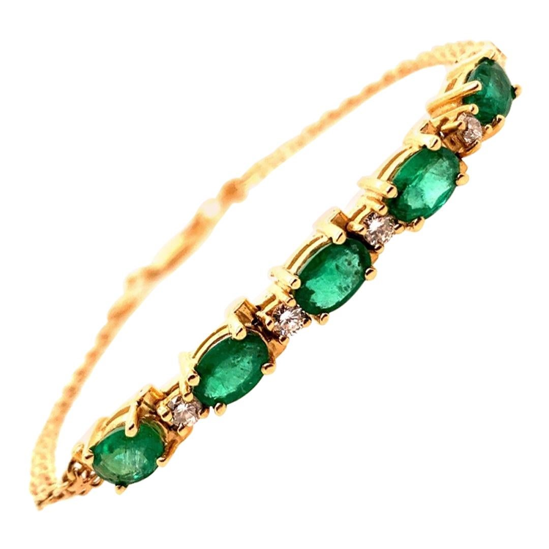 Modern Gold Bracelet 2.50 Carat Natural Oval Emerald and Diamond Gem, circa 1980 For Sale