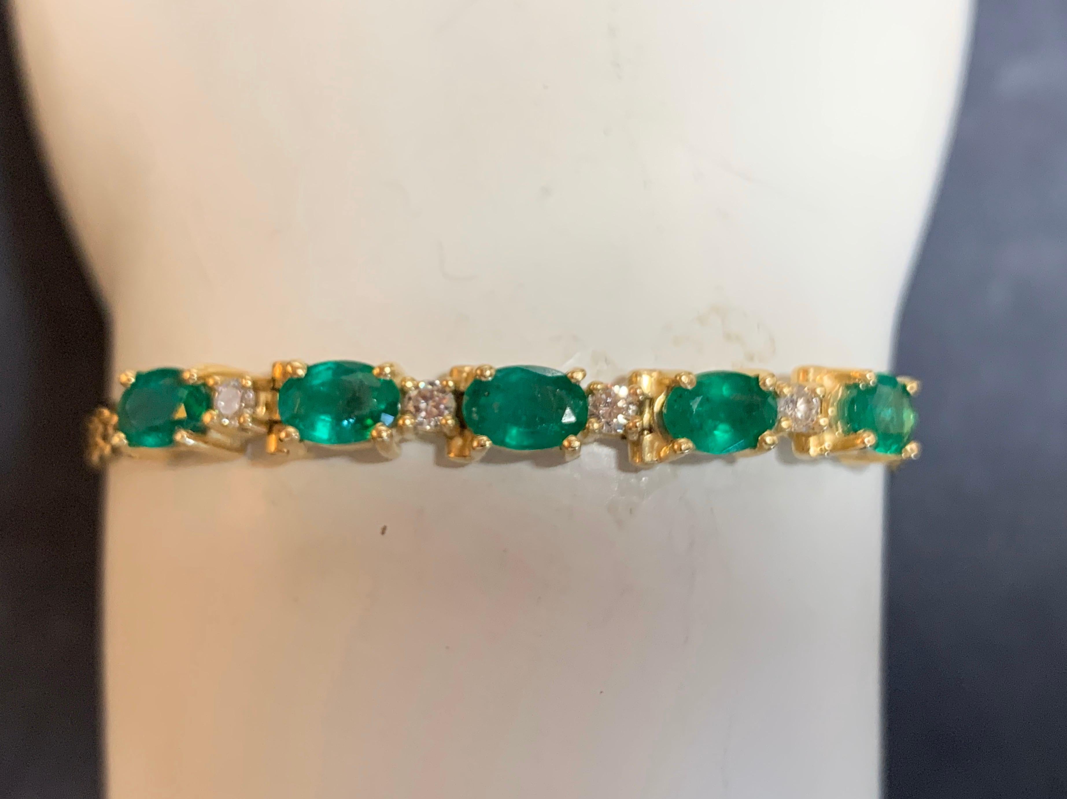 Taille ovale Bracelet moderne en or avec émeraudes ovales naturelles de 2,50 carats et diamants, c. 1980 en vente