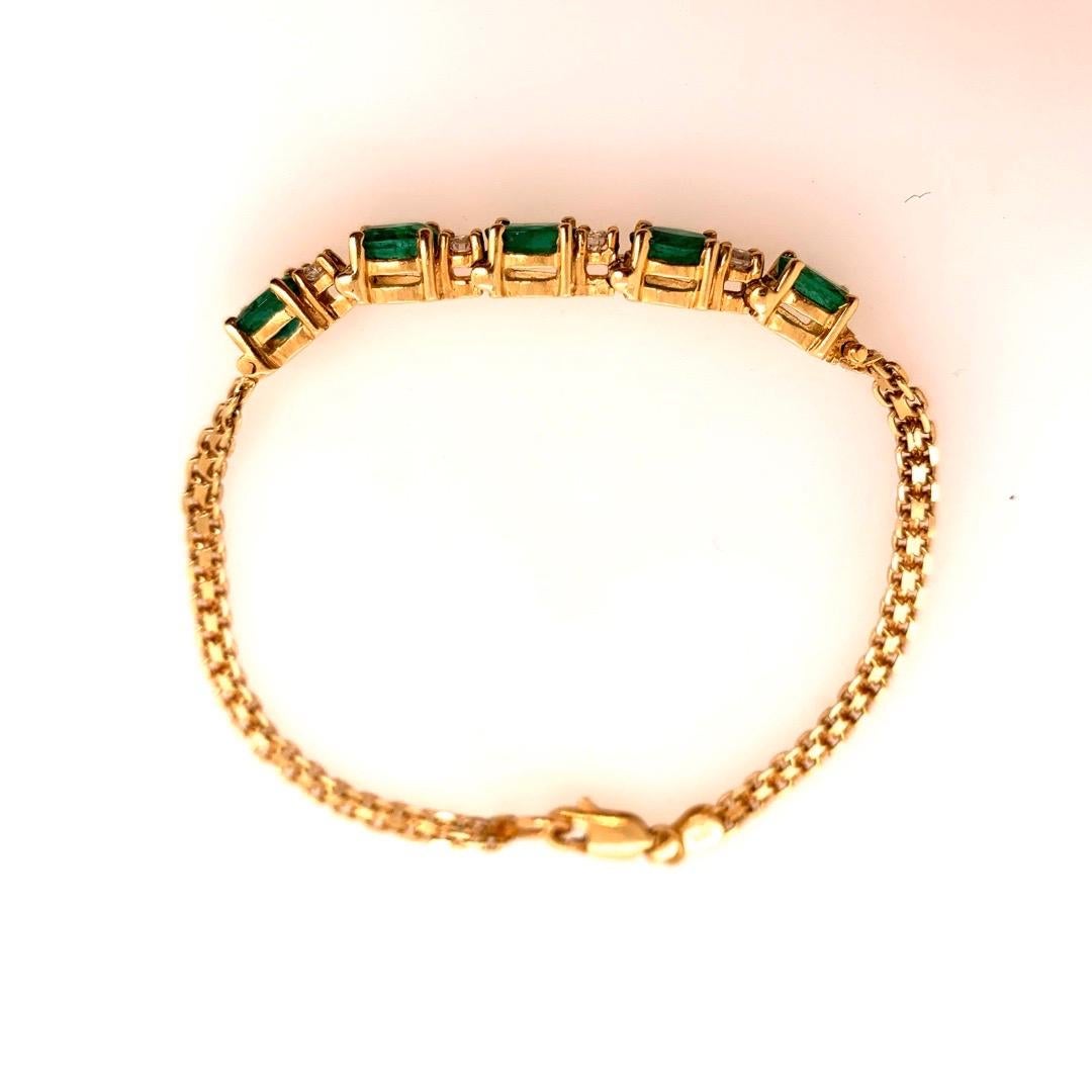 Modern Gold Bracelet 2.50 Carat Natural Oval Emerald and Diamond Gem, circa 1980 For Sale 2