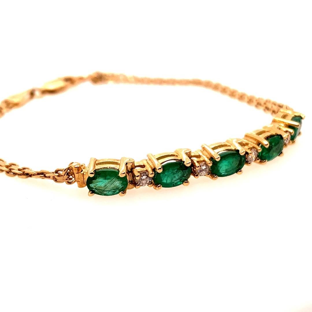 Modern Gold Bracelet 2.50 Carat Natural Oval Emerald and Diamond Gem, circa 1980 For Sale 3