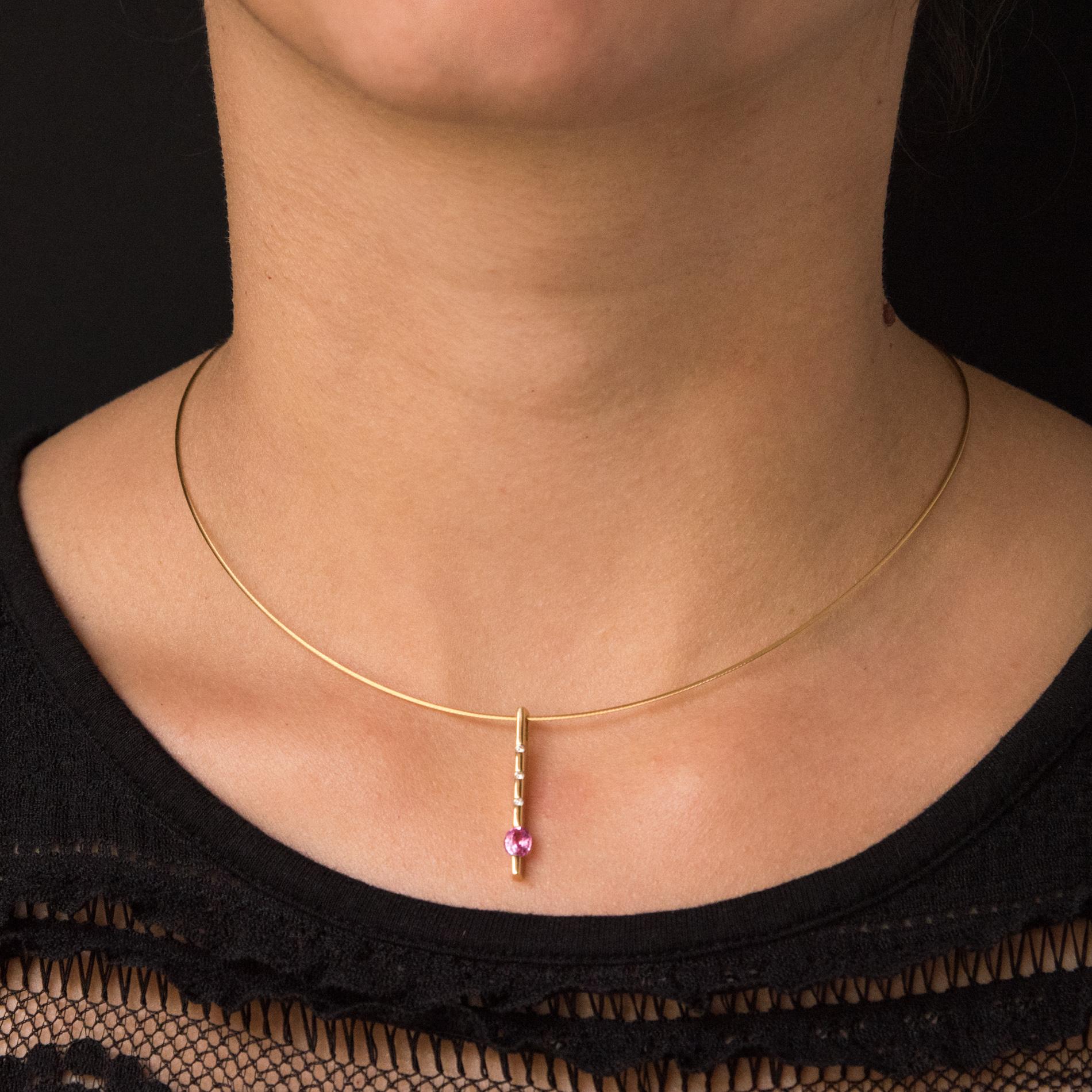Necklace in 18 karats yellow gold.
Composed of a yellow gold cable chain, this necklace holds a pendant made of a gold barrette on which are set a line of 3 modern brilliant- cut diamonds and an oval pink sapphire. The clasp is a carabiner.
Total